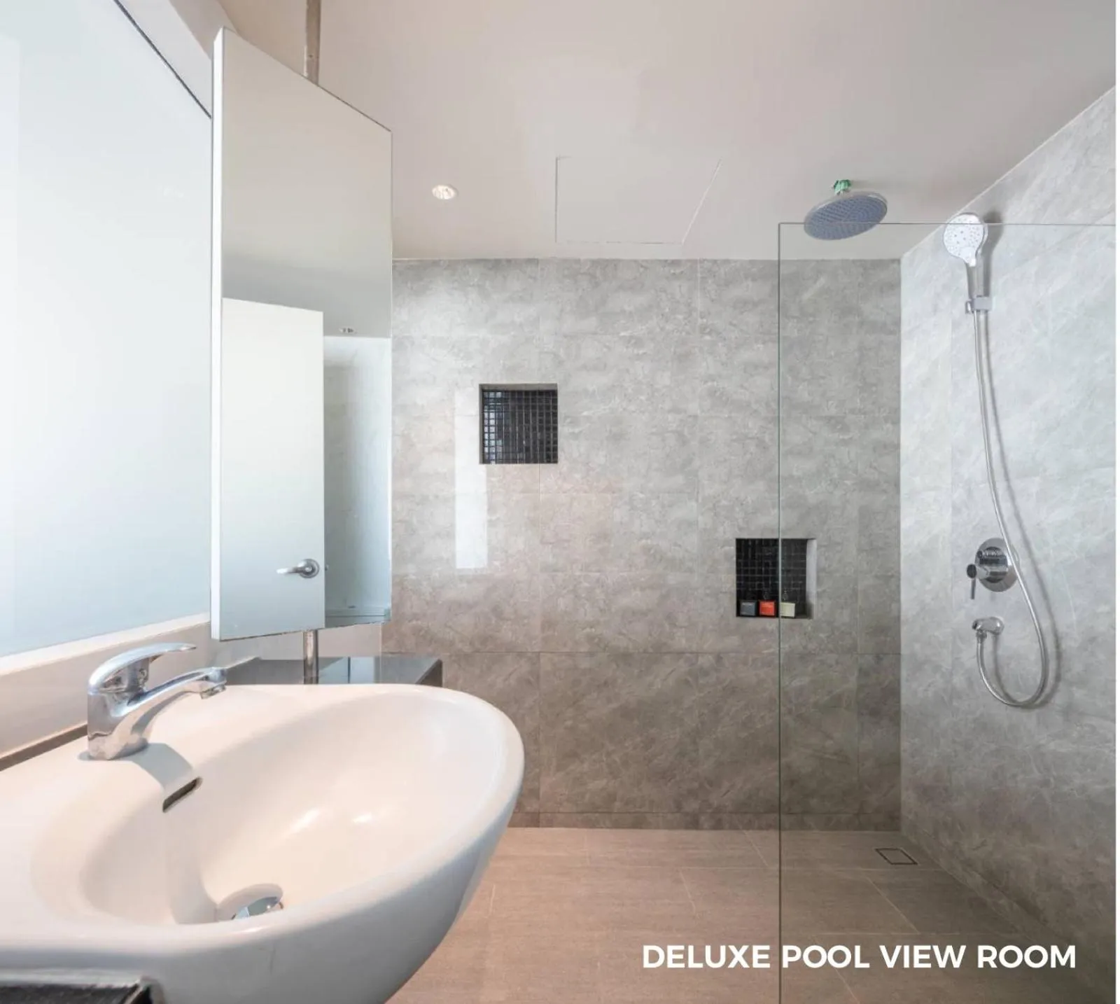 Shower in Prima Hotel Pattaya