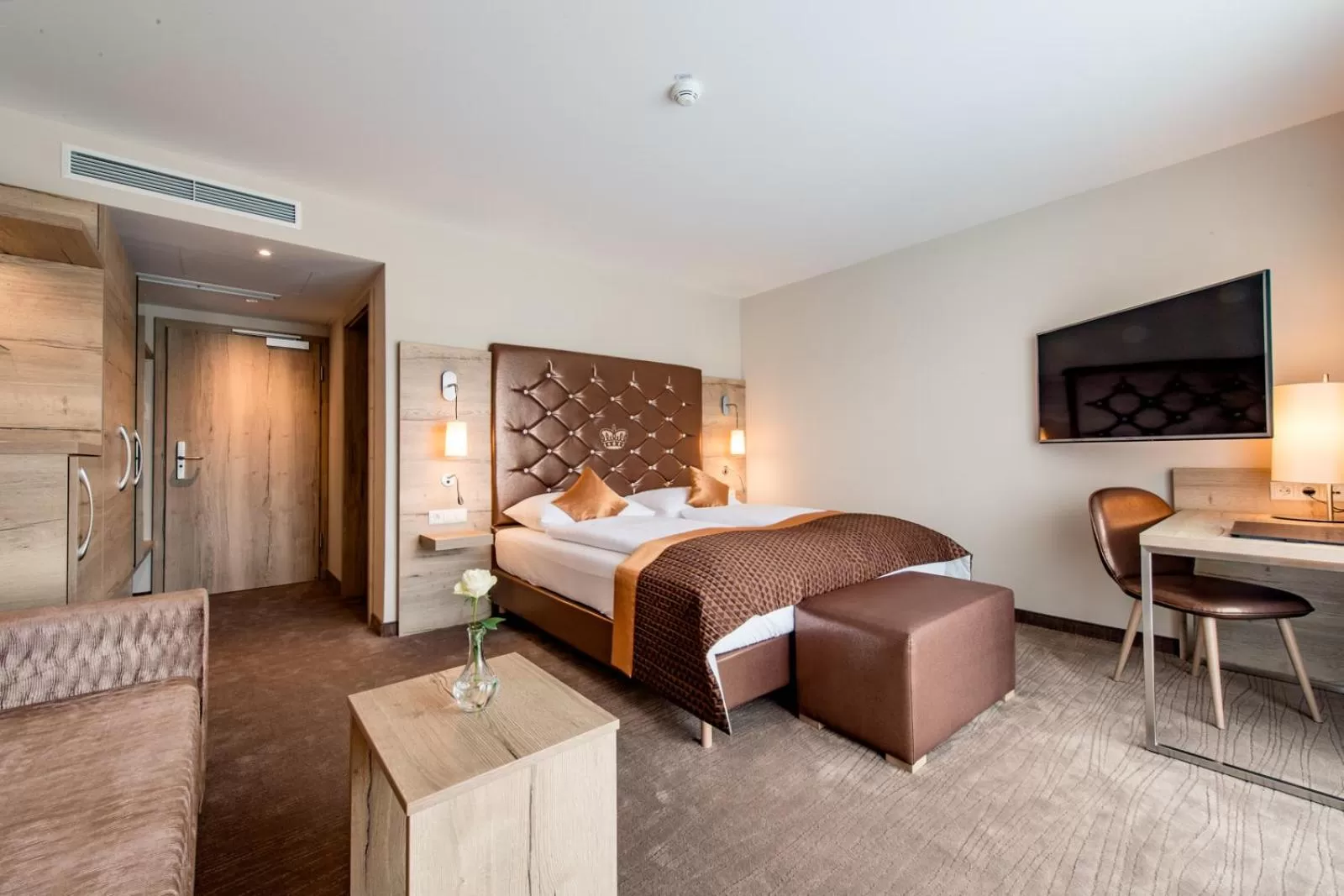 Bedroom, Bed in Hotel Krone