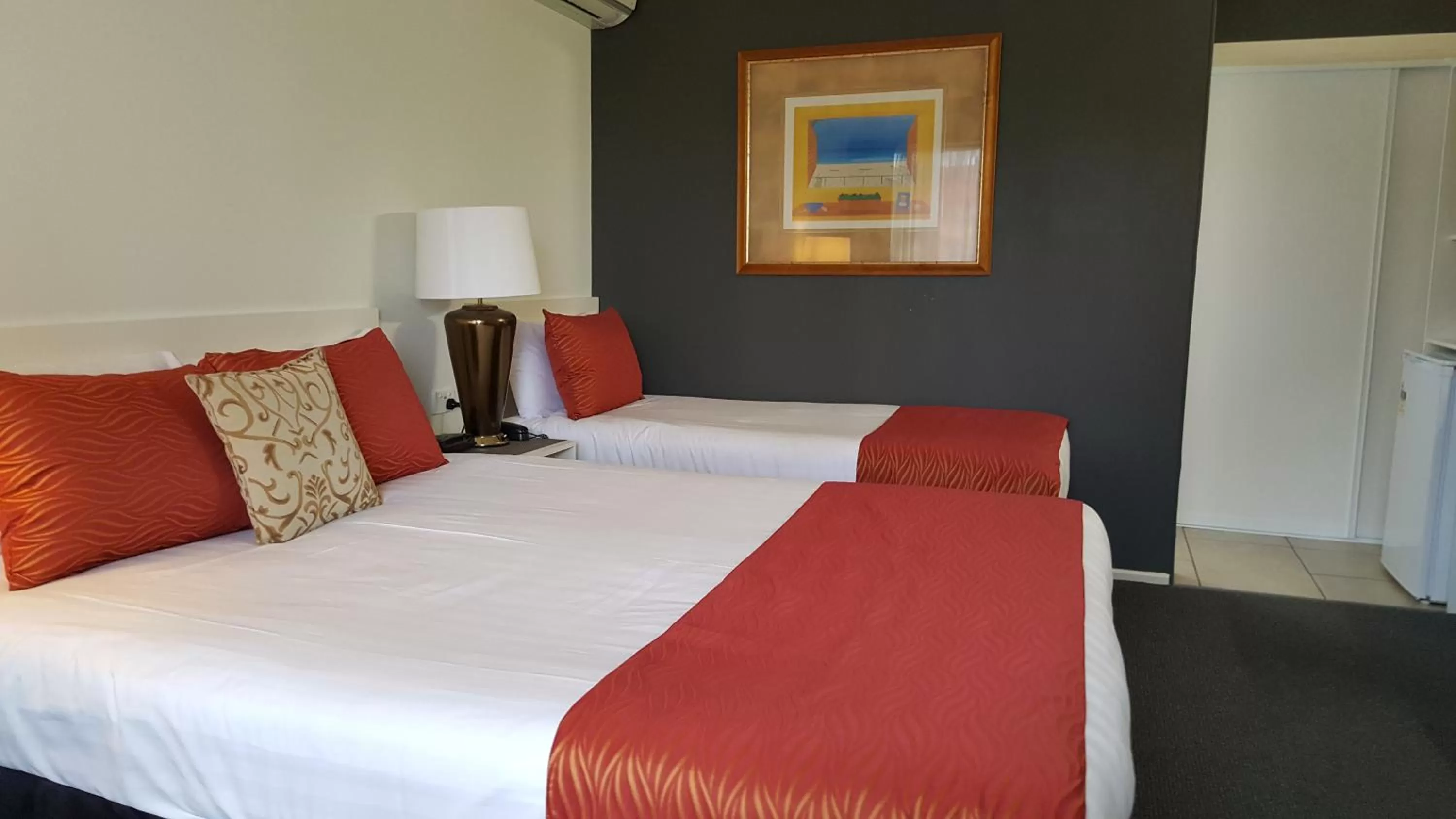 Bed in Centrepoint Midcity Motor Inn