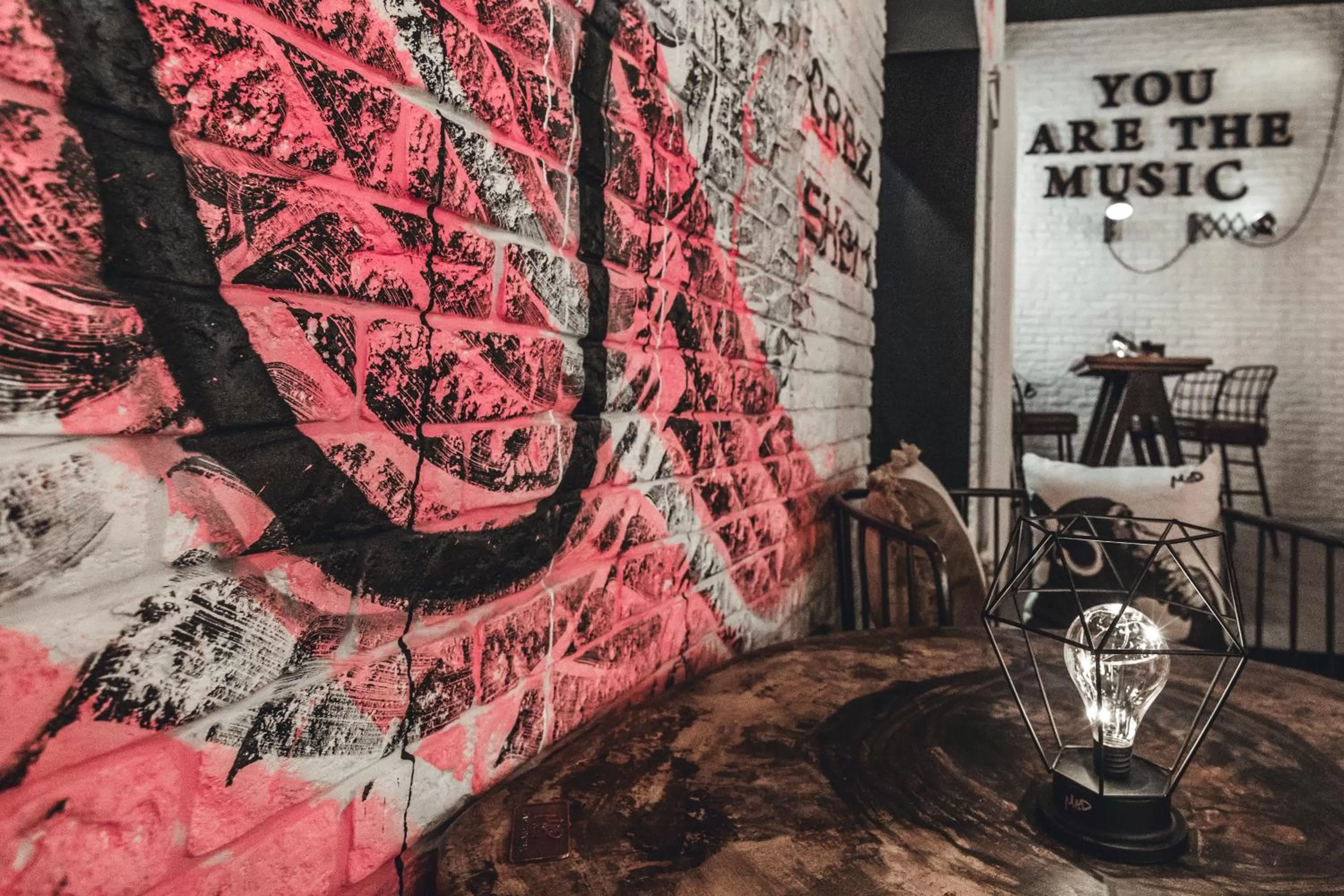 Restaurant/places to eat in ibis Styles Lausanne Center MadHouse