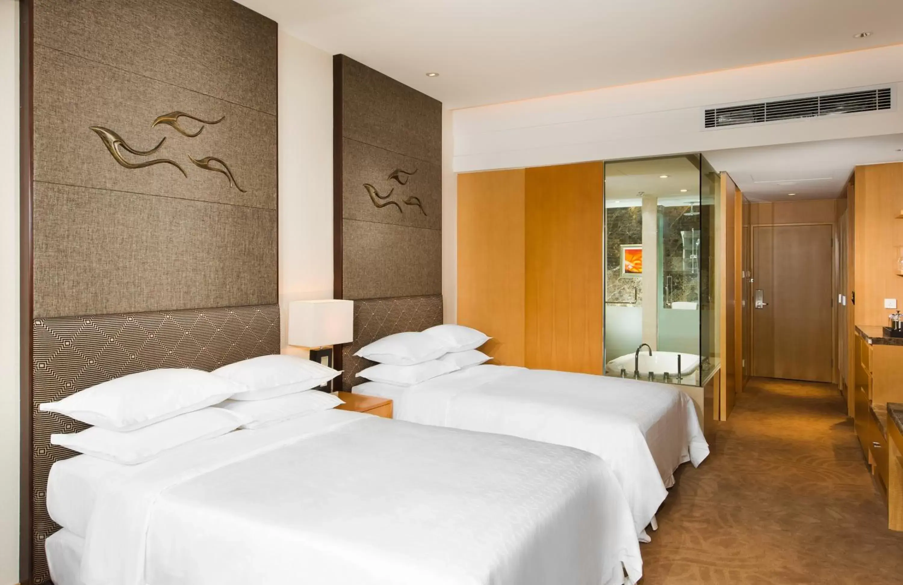 Premier Double Room with Two Double Beds and Sea View in Sheraton Yantai Golden Beach Resort Premier Double Room with Two Double Beds and Sea View in Sheraton Yantai Golden Beach Resort