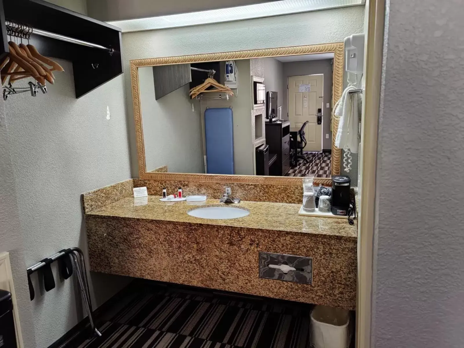 Deluxe King Room - Non-Smoking in Days Inn by Wyndham Southaven MS Deluxe King Room - Non-Smoking in Days Inn by Wyndham Southaven MS