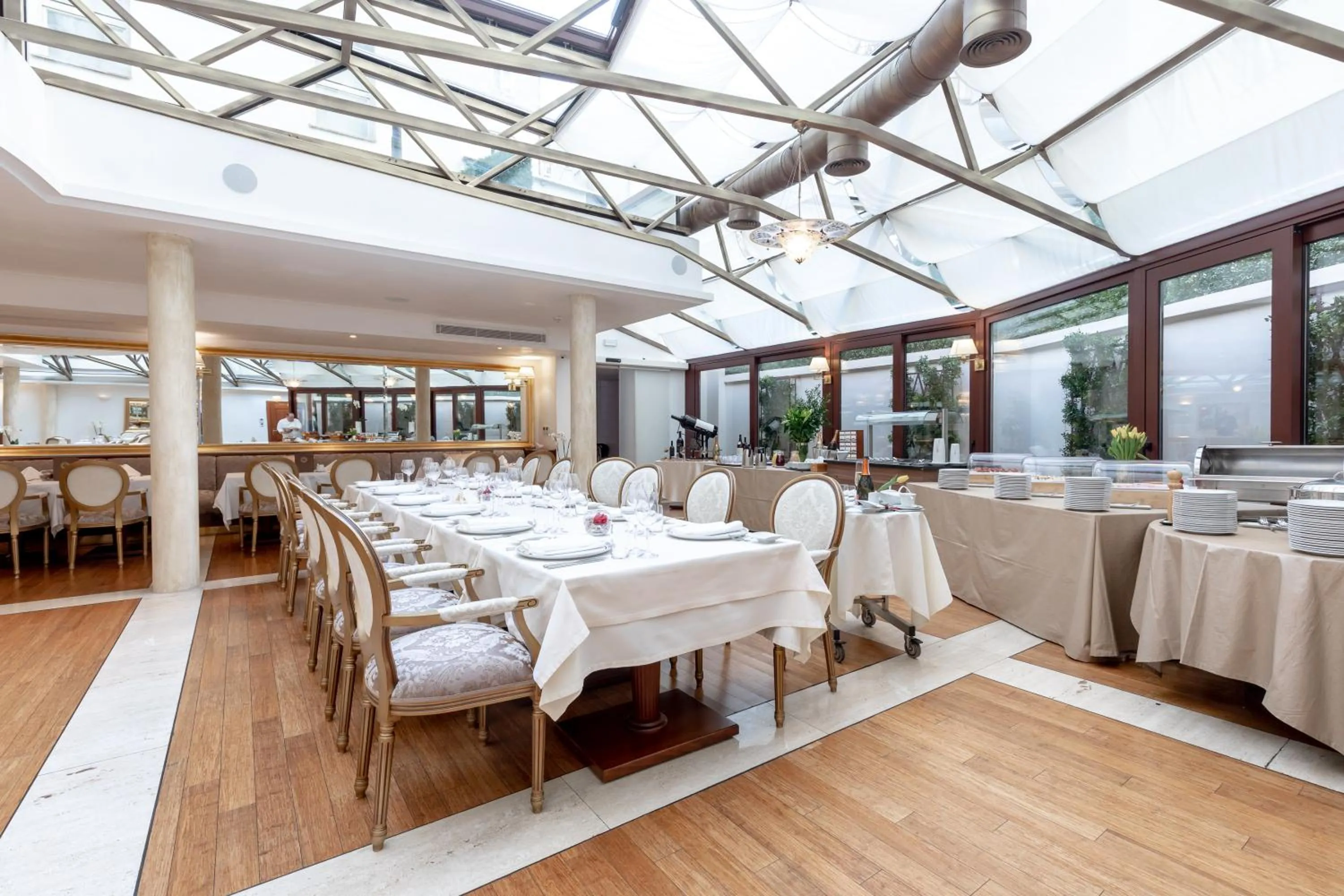 Restaurant/places to eat in Hotel Le Premier