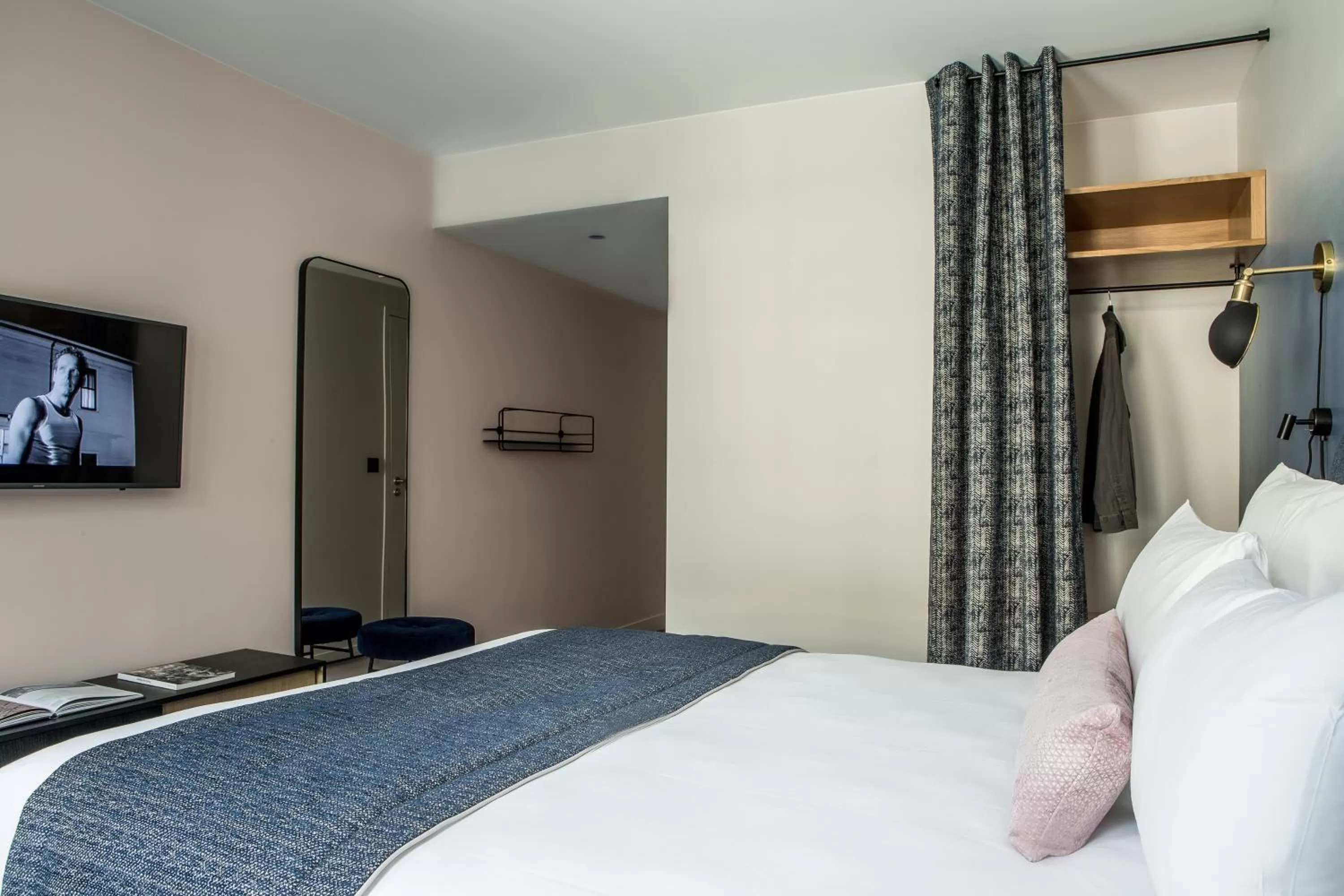 Photo of the whole room, Bed in L'Imprimerie Hôtel