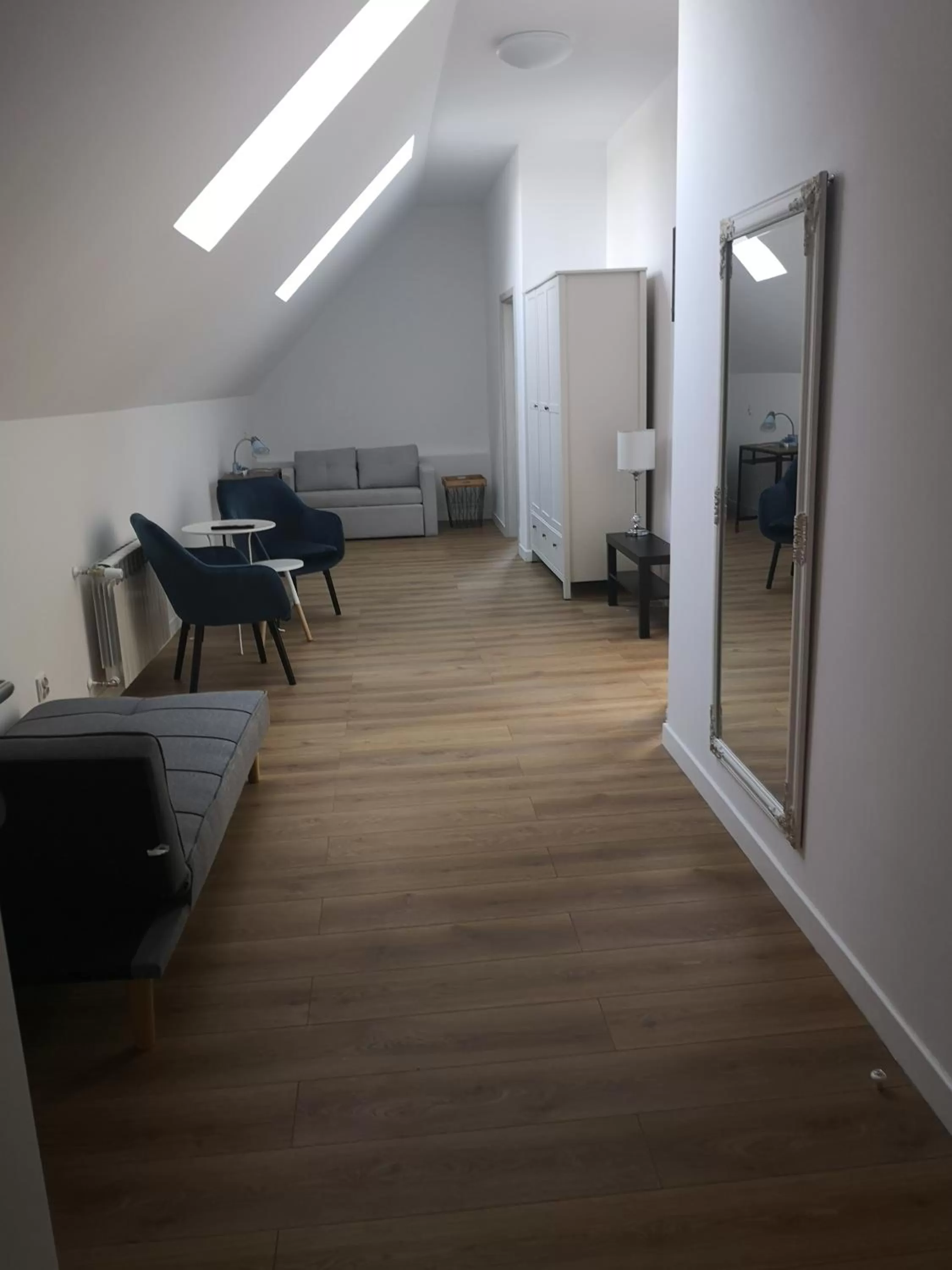 Photo of the whole room in Leon's Rooms