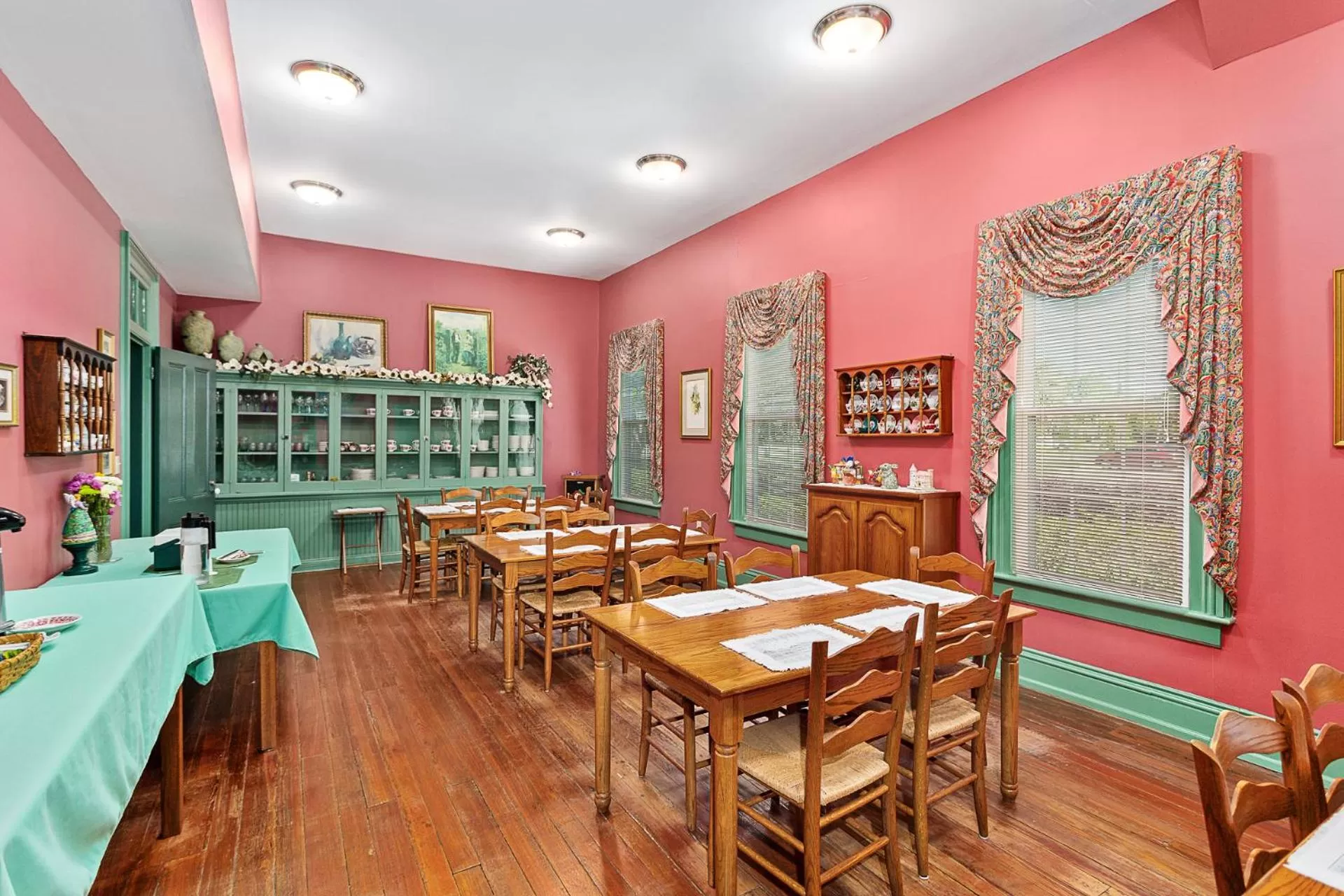 Coffee/tea facilities, Restaurant/Places to Eat in Spencer House Inn