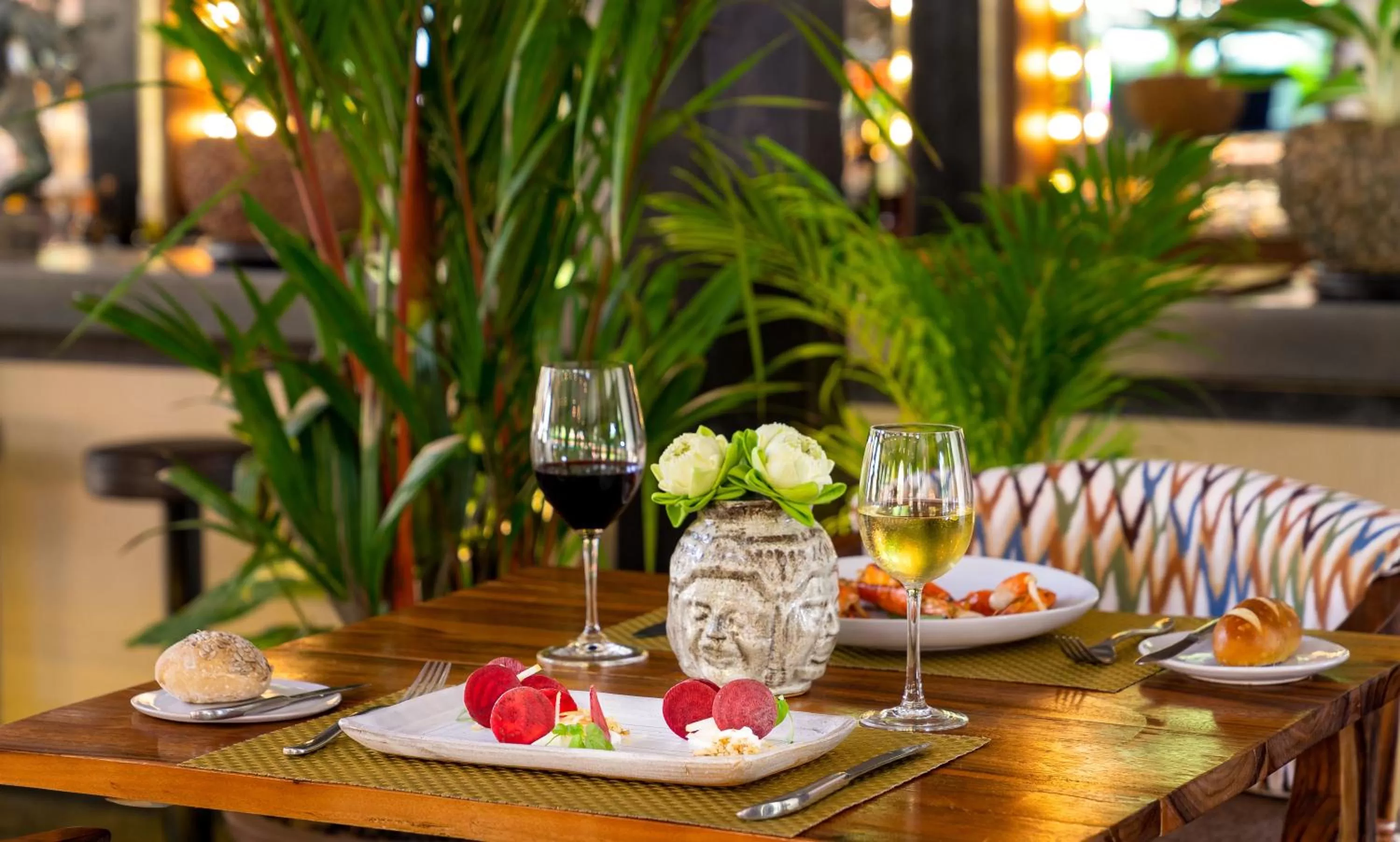 Restaurant/places to eat in Heritage Suites Hotel