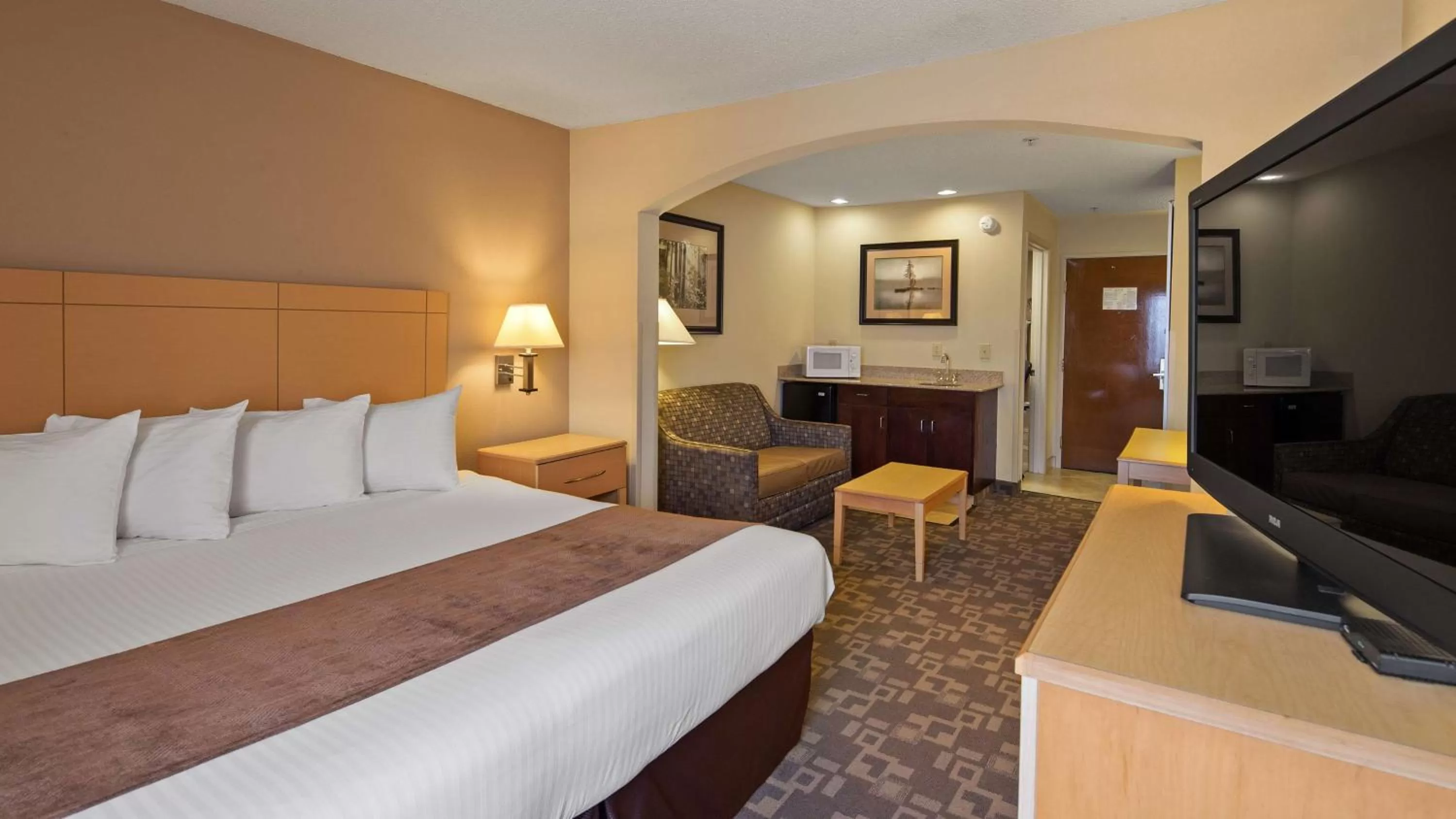 Photo of the whole room, Bed in SureStay Plus Hotel by Best Western Roanoke Rapids I-95