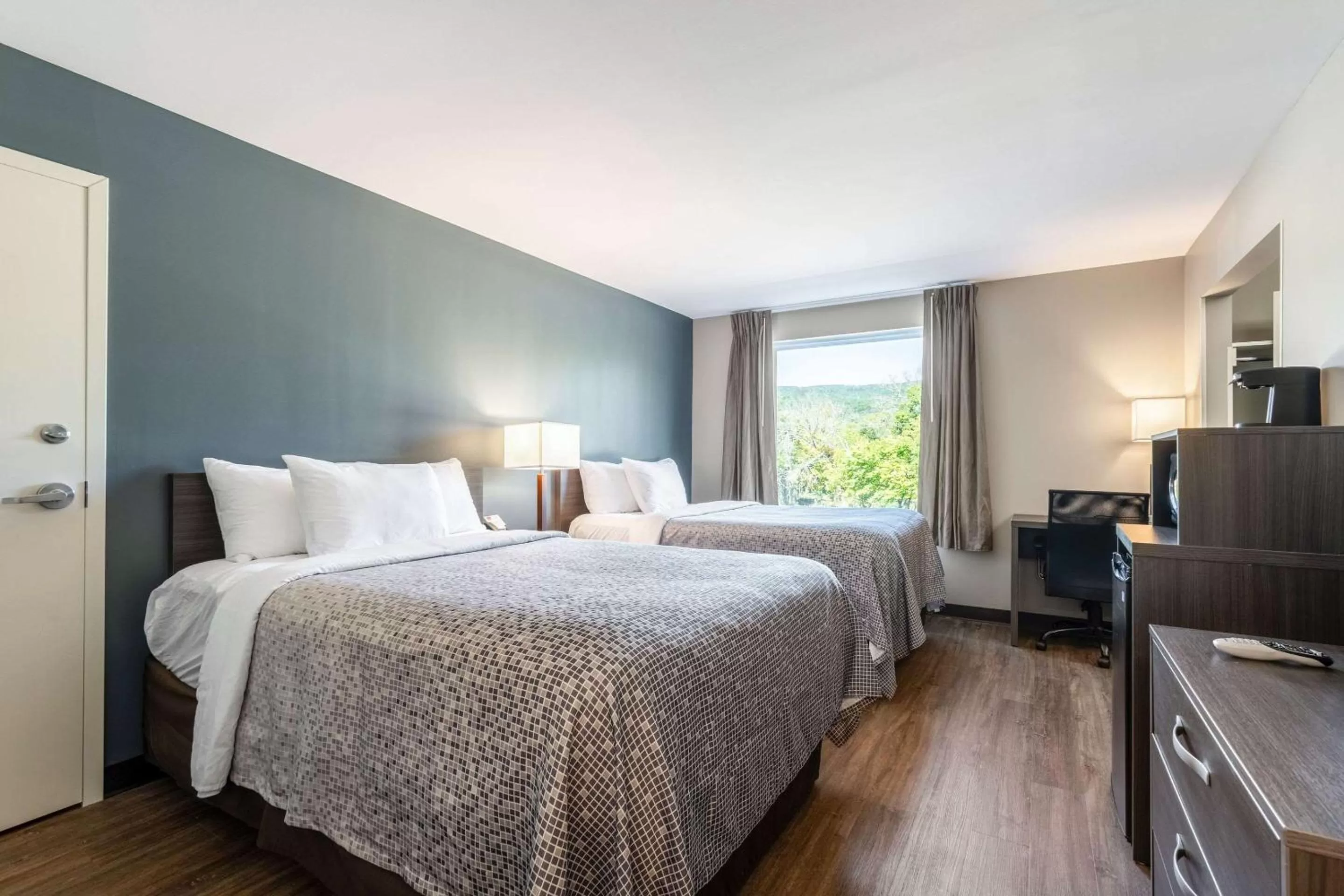 Photo of the whole room, Bed in Econo Lodge Dayton North