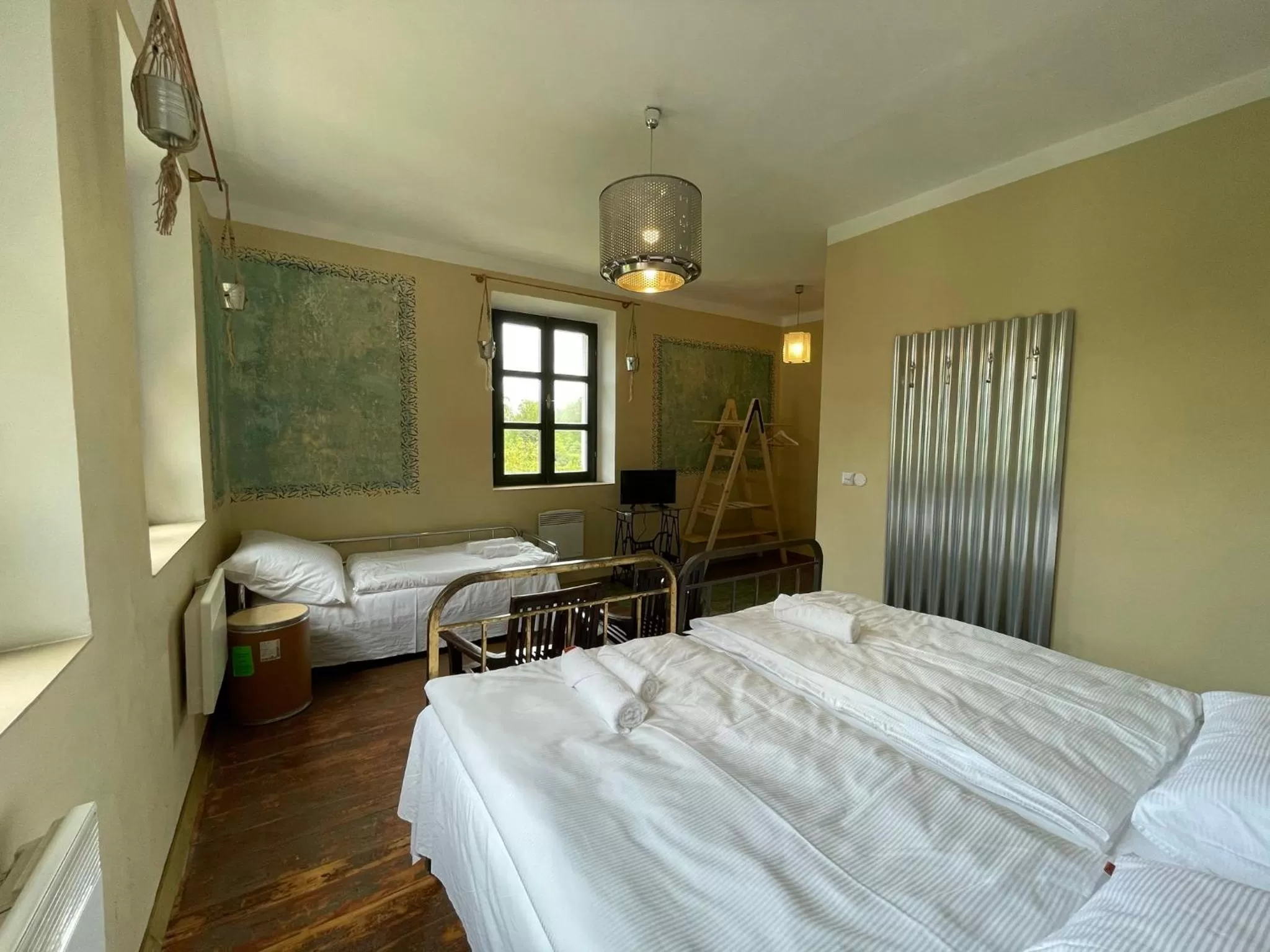 Bed in HARABURDI® Recyclart Hotel