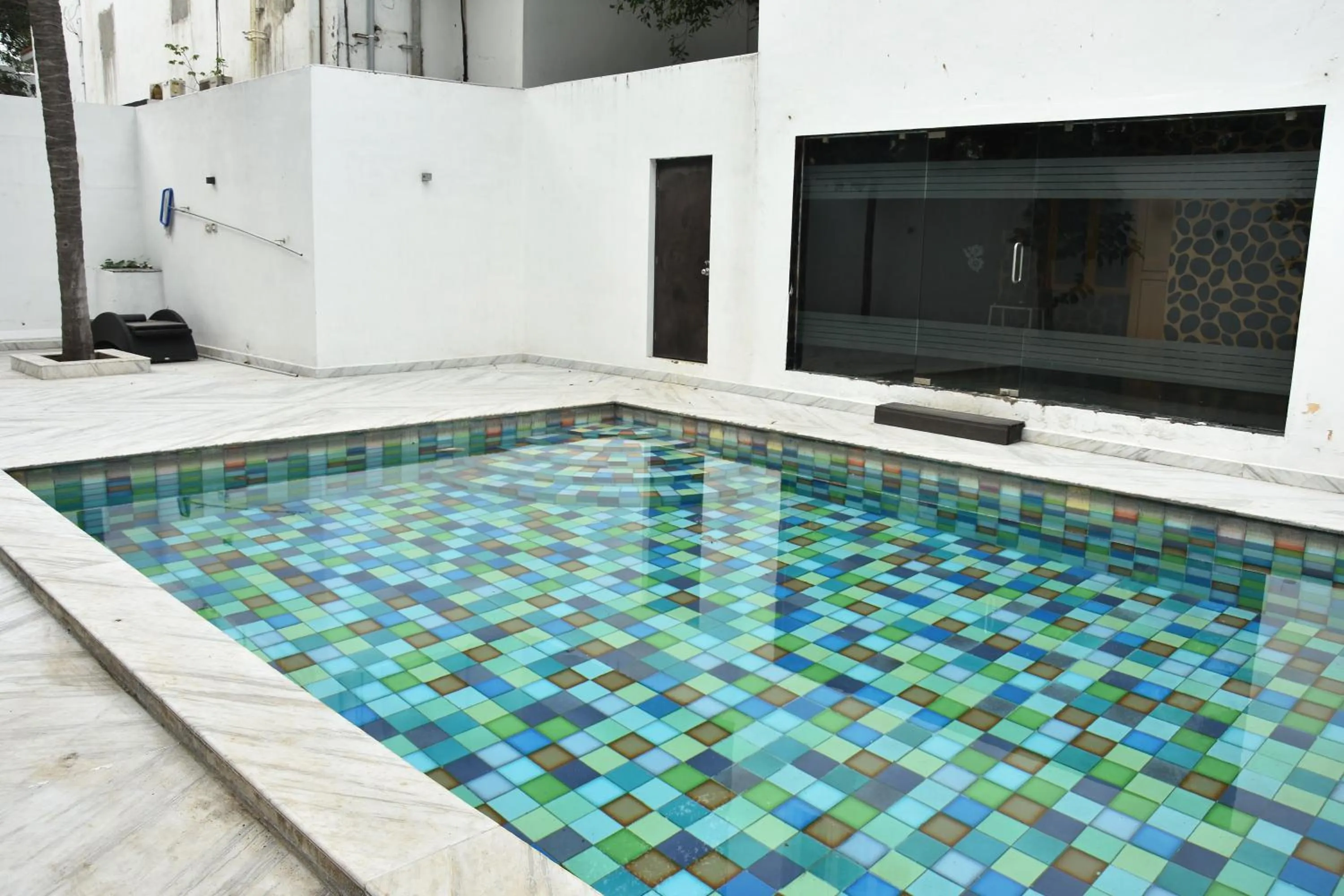 Swimming pool in Poppys Vista Hotel