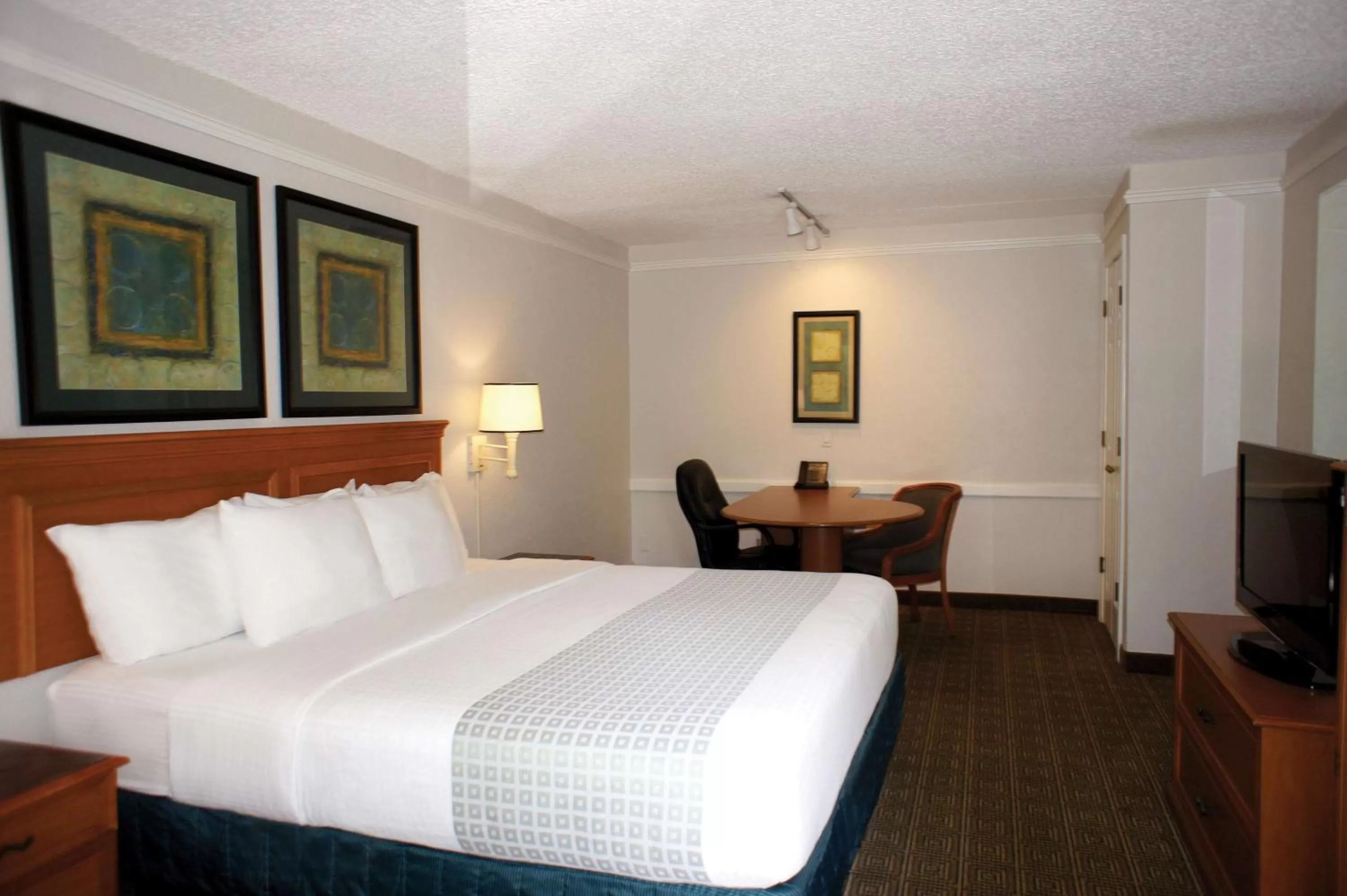 Photo of the whole room, Bed in La Quinta Inn by Wyndham Tallahassee North