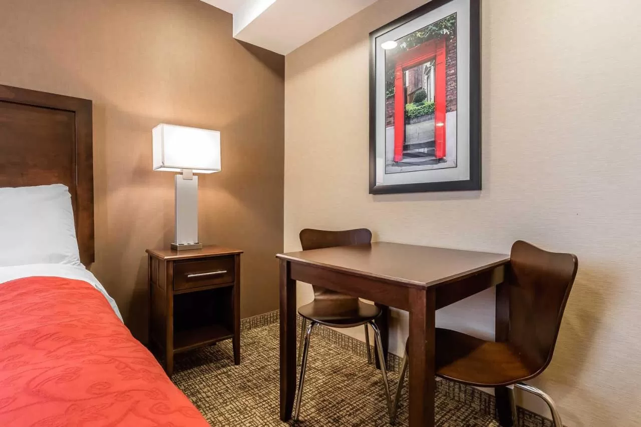 Seating area, Bed in Rodeway Inn Chicago/Evanston