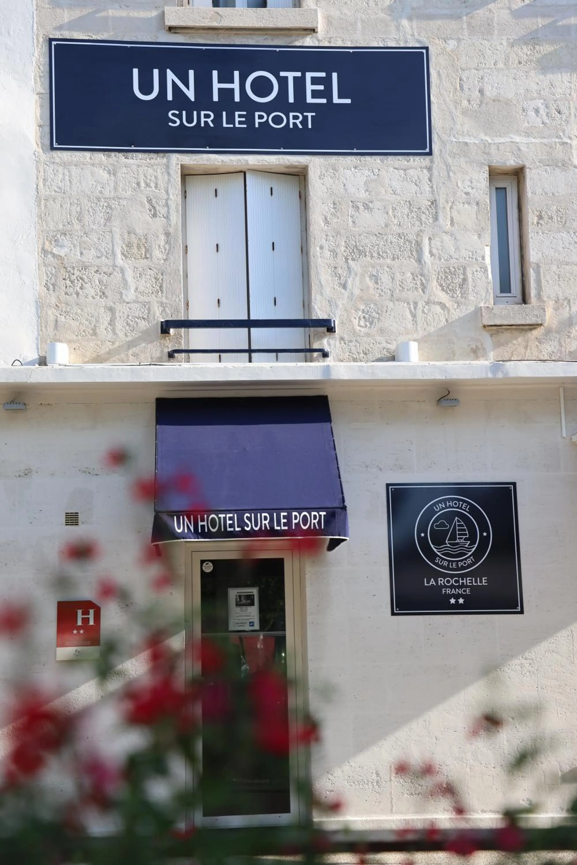 Property logo or sign in Un Hotel sur le Port