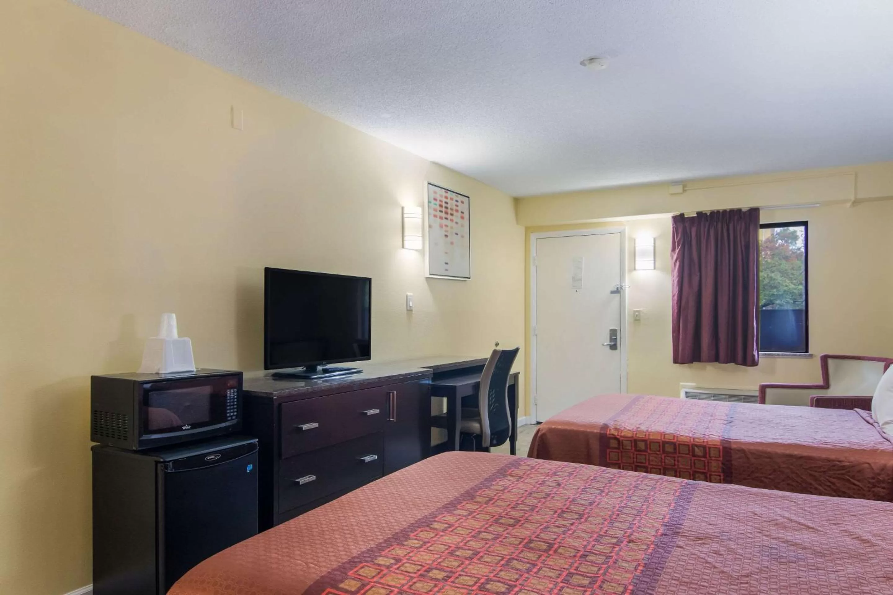 Photo of the whole room, Bed in Rodeway Inn & Suites Monroeville-Pittsburgh