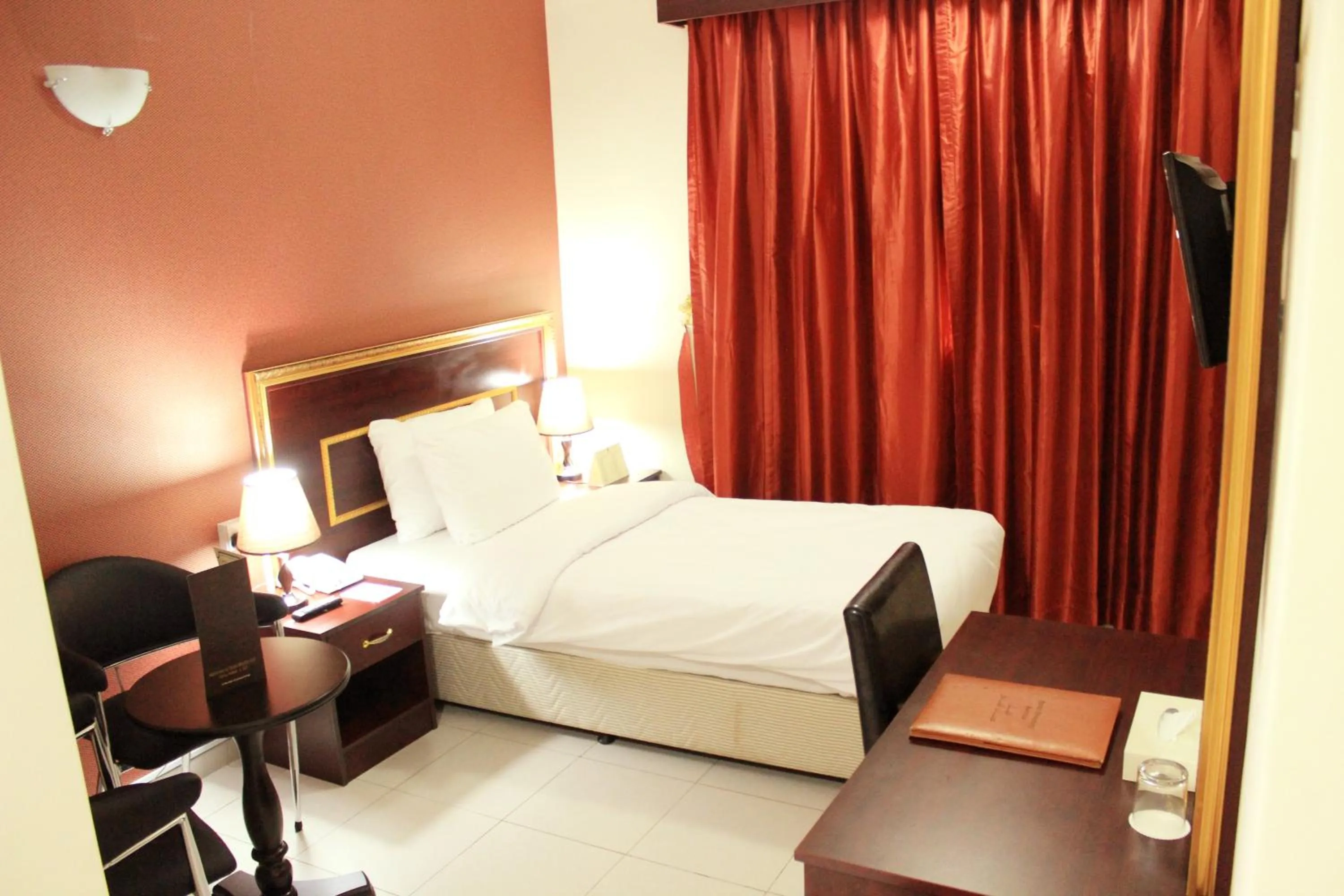 Bedroom, Bed in Montreal Naif Hotel