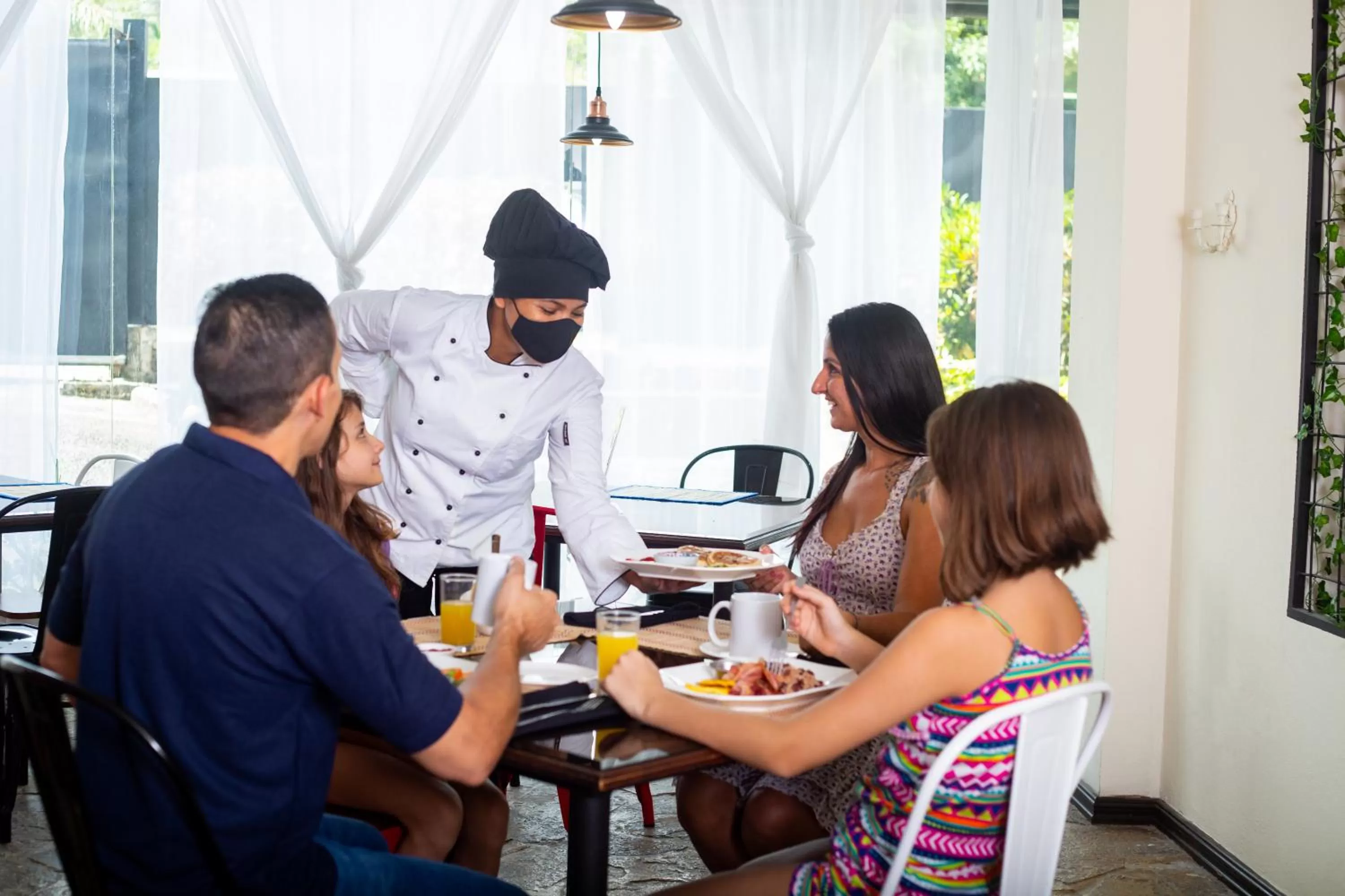 Restaurant/places to eat in Hotel Luisiana