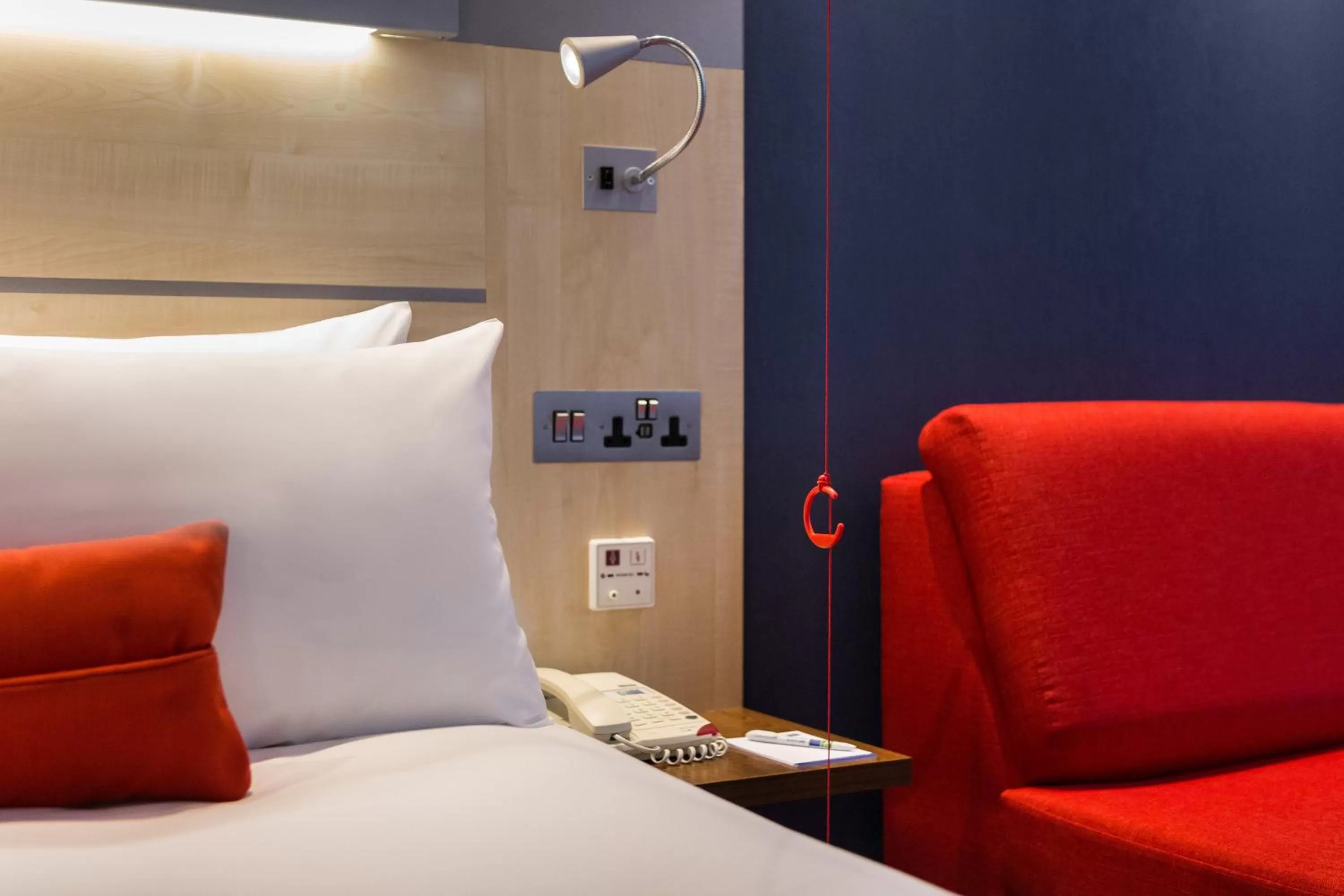 Photo of the whole room, Bed in Holiday Inn Express London - Watford Junction by IHG