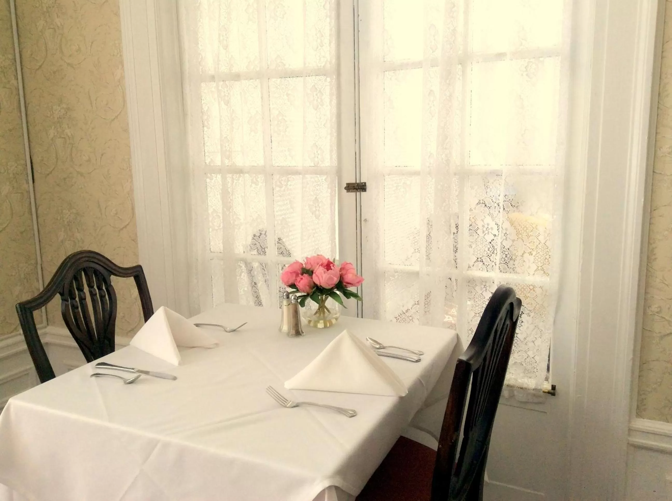 Dining area in Four Chimneys Inn