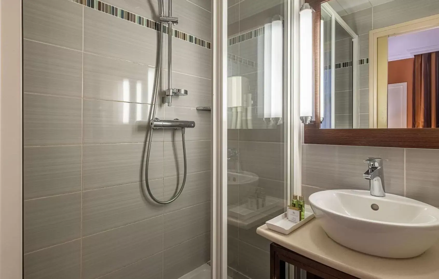 CLASSIC Double Room – Courtyard View in Hôtel 85 Saint Honore CLASSIC Double Room – Courtyard View in Hôtel 85 Saint Honore