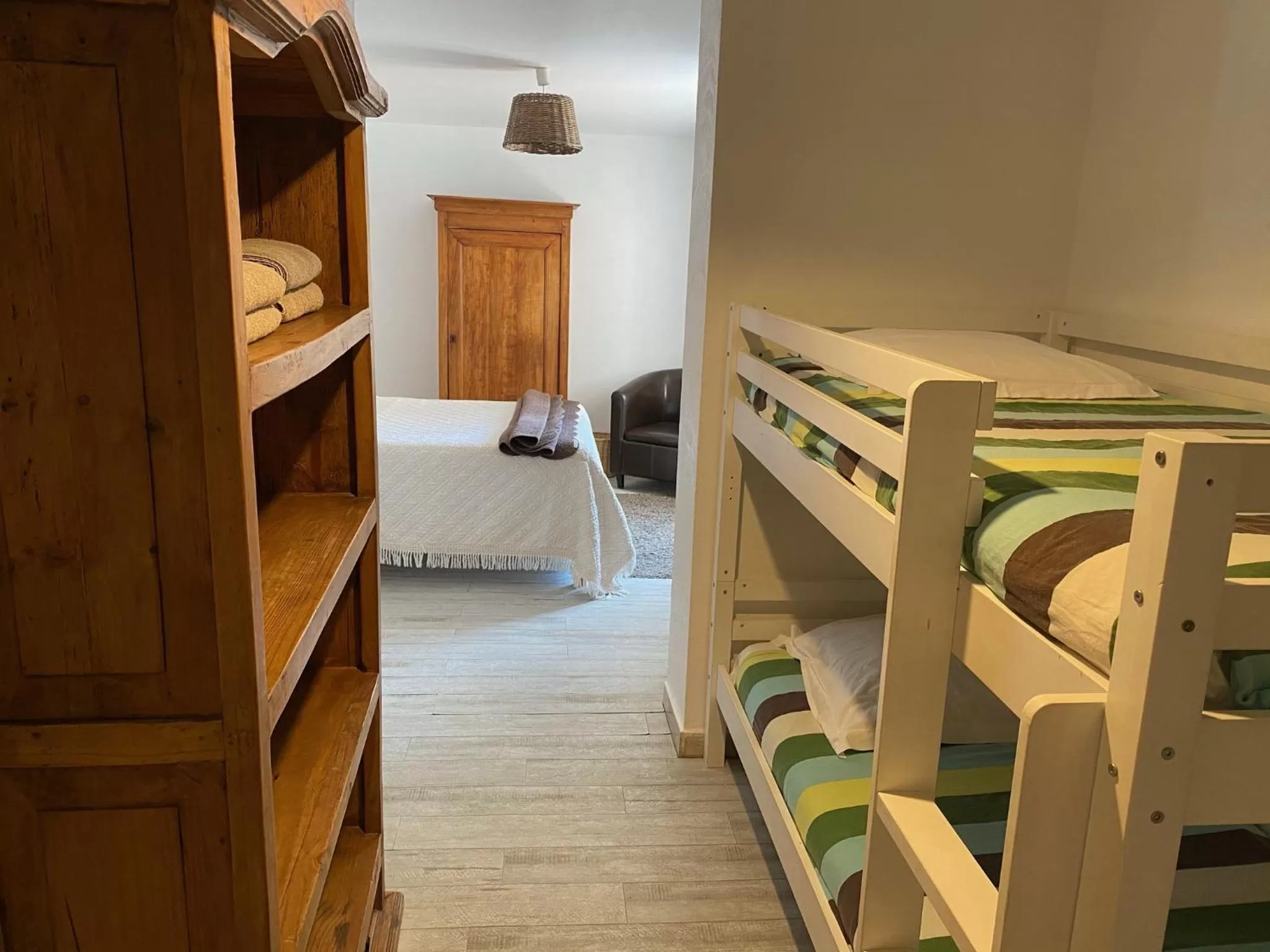 Property building, Bed in Hôtel Restaurant Le Provençal