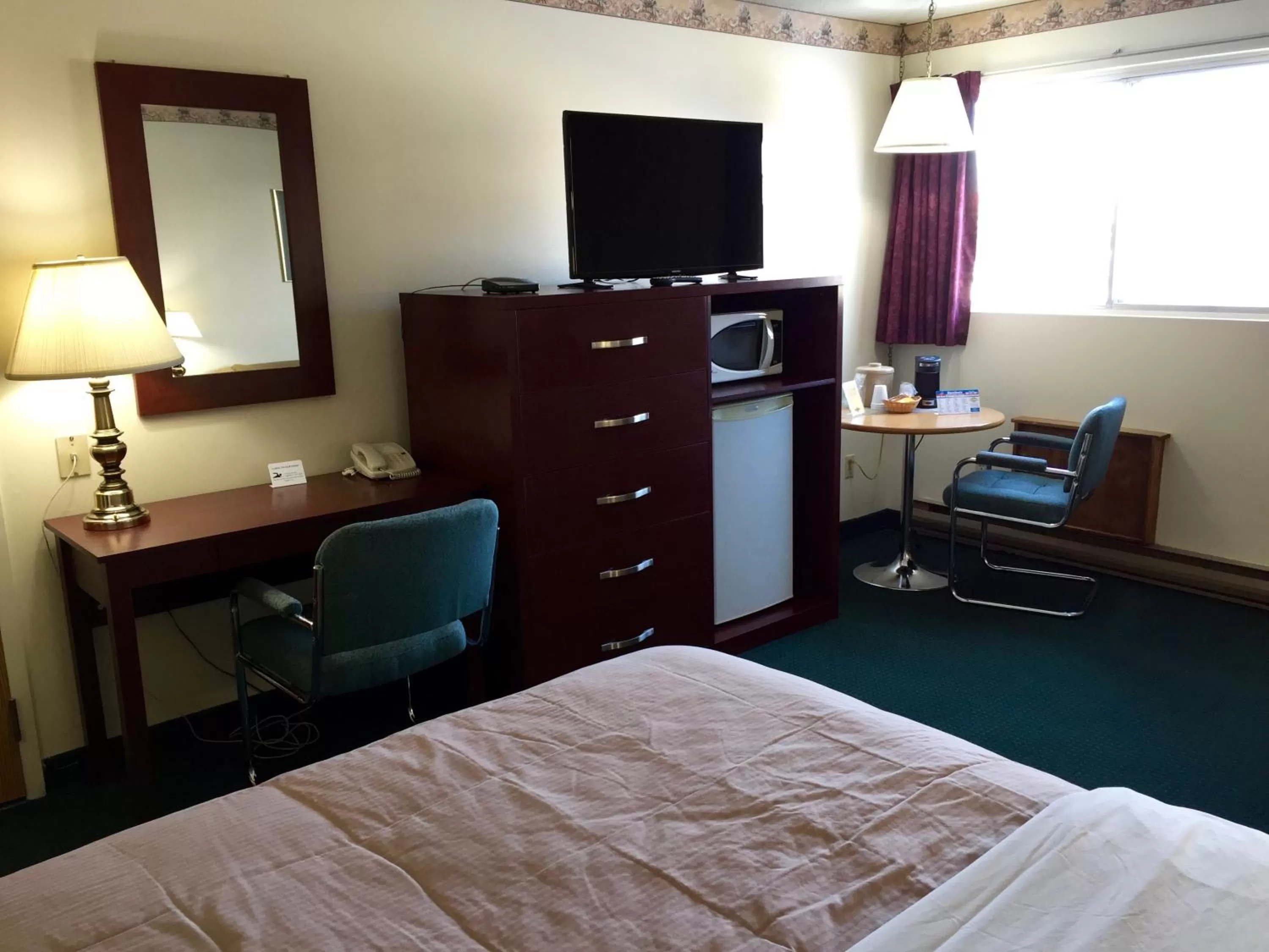 Day, Bed in Colonial Inn