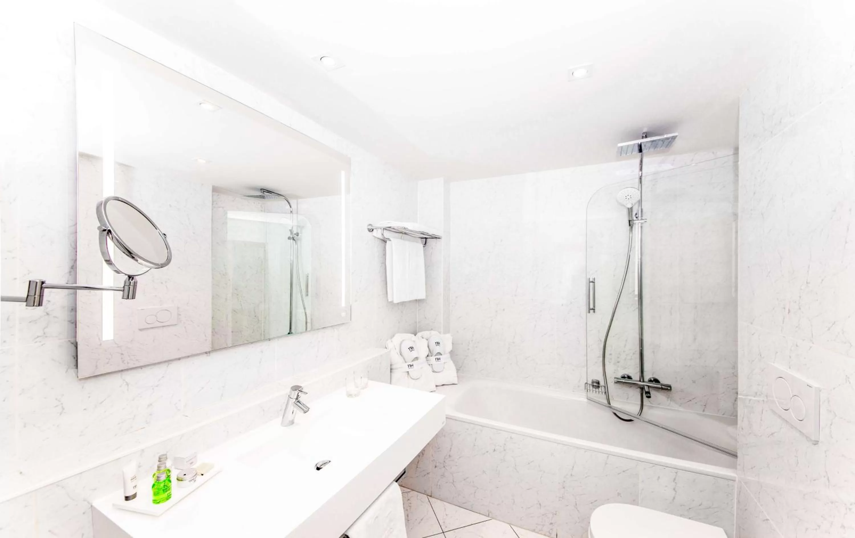 Bathroom in Geneva by Fassbind