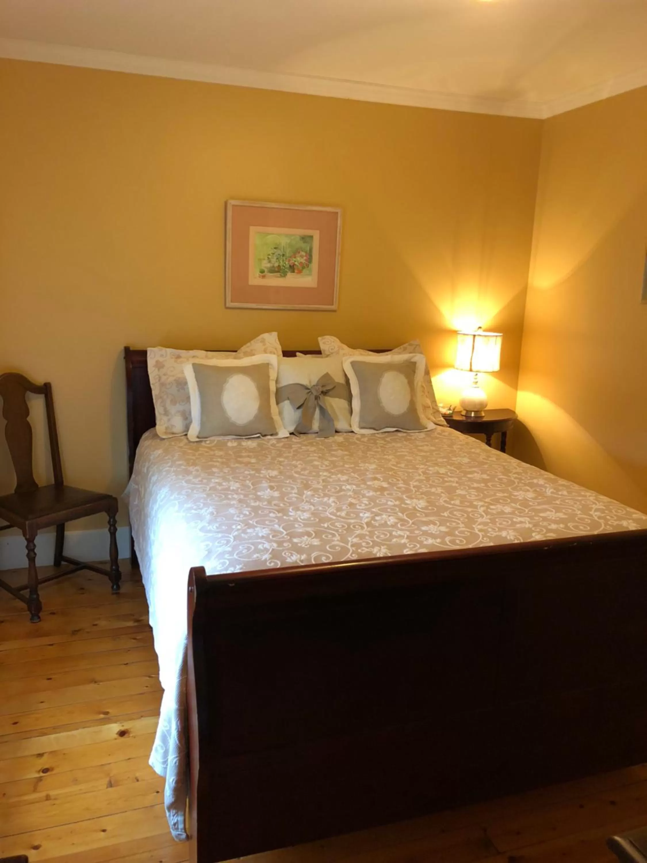 Photo of the whole room, Bed in Auberge d'Anjou-Sūrya Café