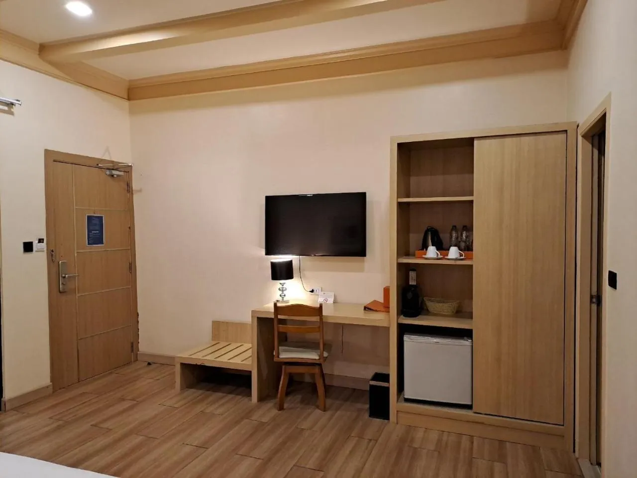 hair dresser, TV/Entertainment Center in PM Lake Mabprachan Pattaya