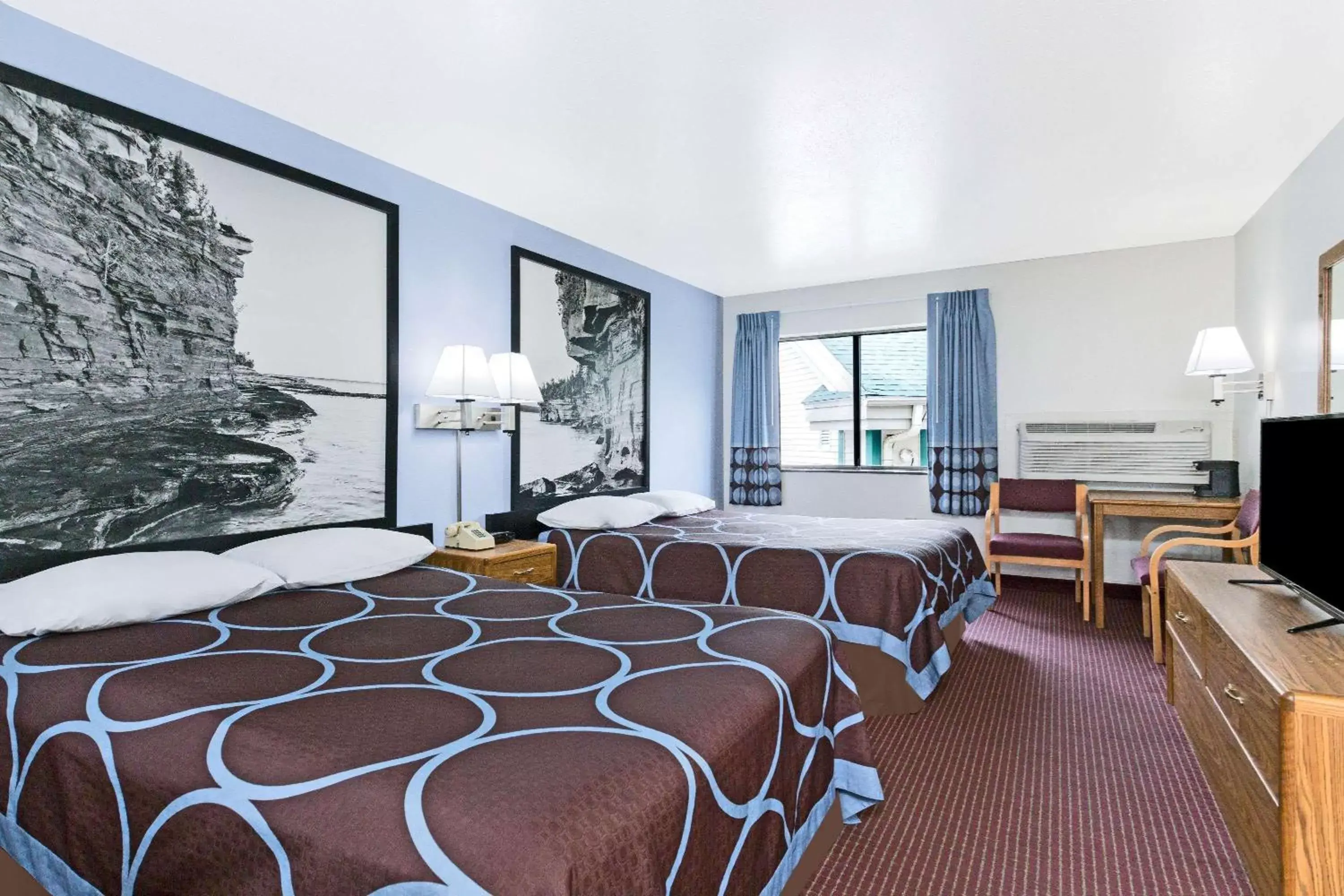 Queen Room with Two Queen Beds in Super 8 by Wyndham Wisconsin Dells Queen Room with Two Queen Beds in Super 8 by Wyndham Wisconsin Dells