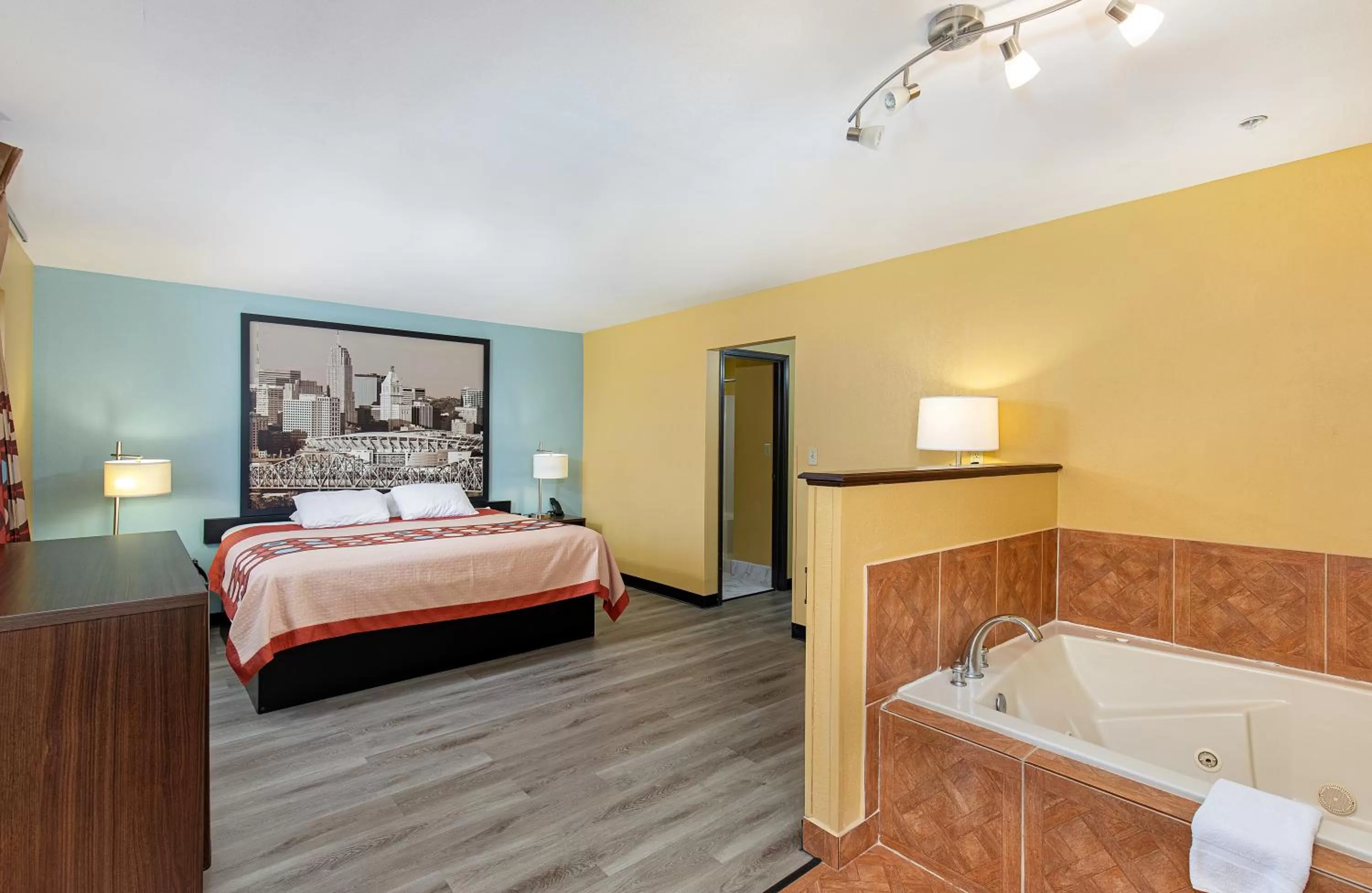 Photo of the whole room, Bed in Super 8 by Wyndham Eddyville/Kuttawa