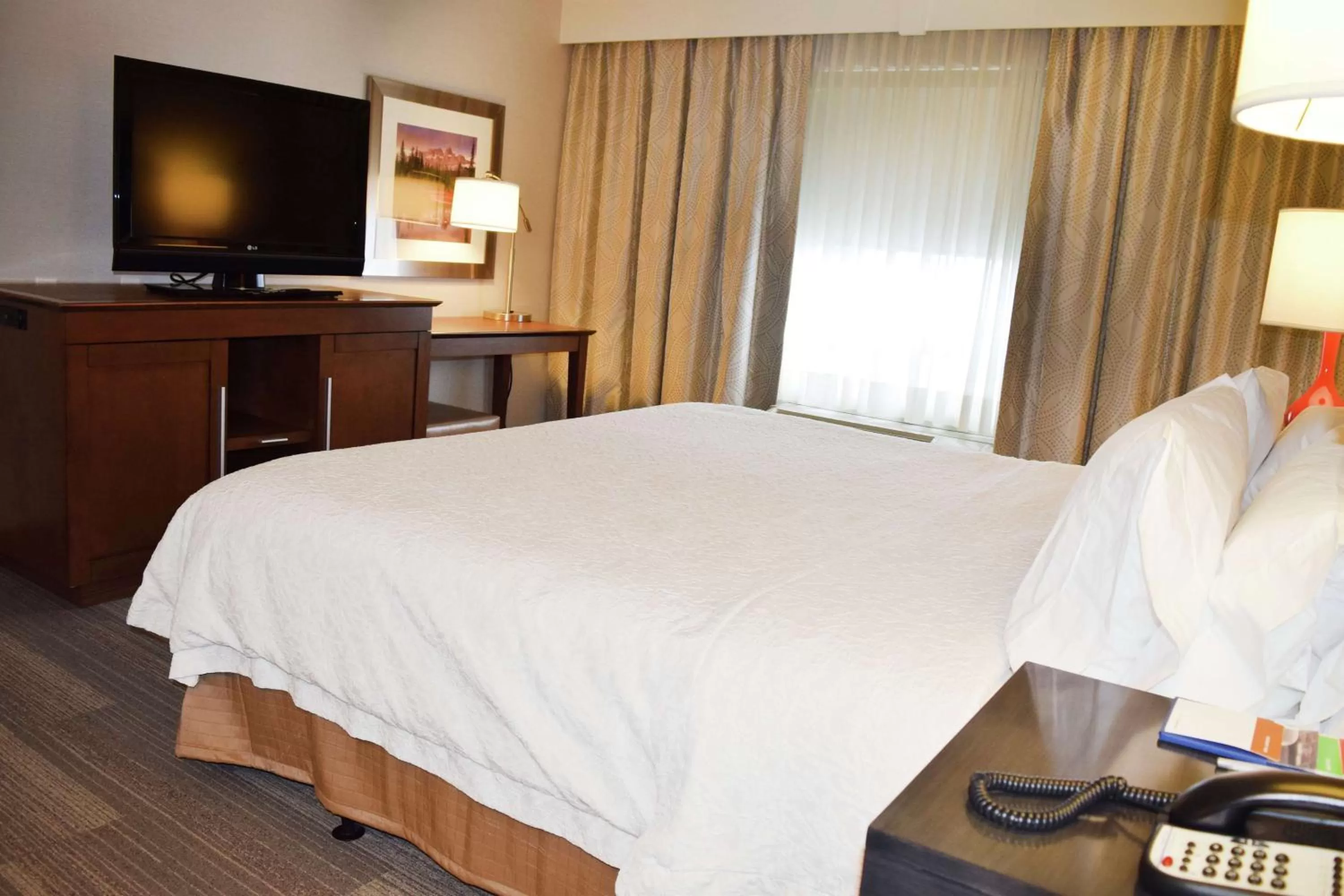 Bedroom, Bed in Hampton Inn & Suites by Hilton Calgary University NW