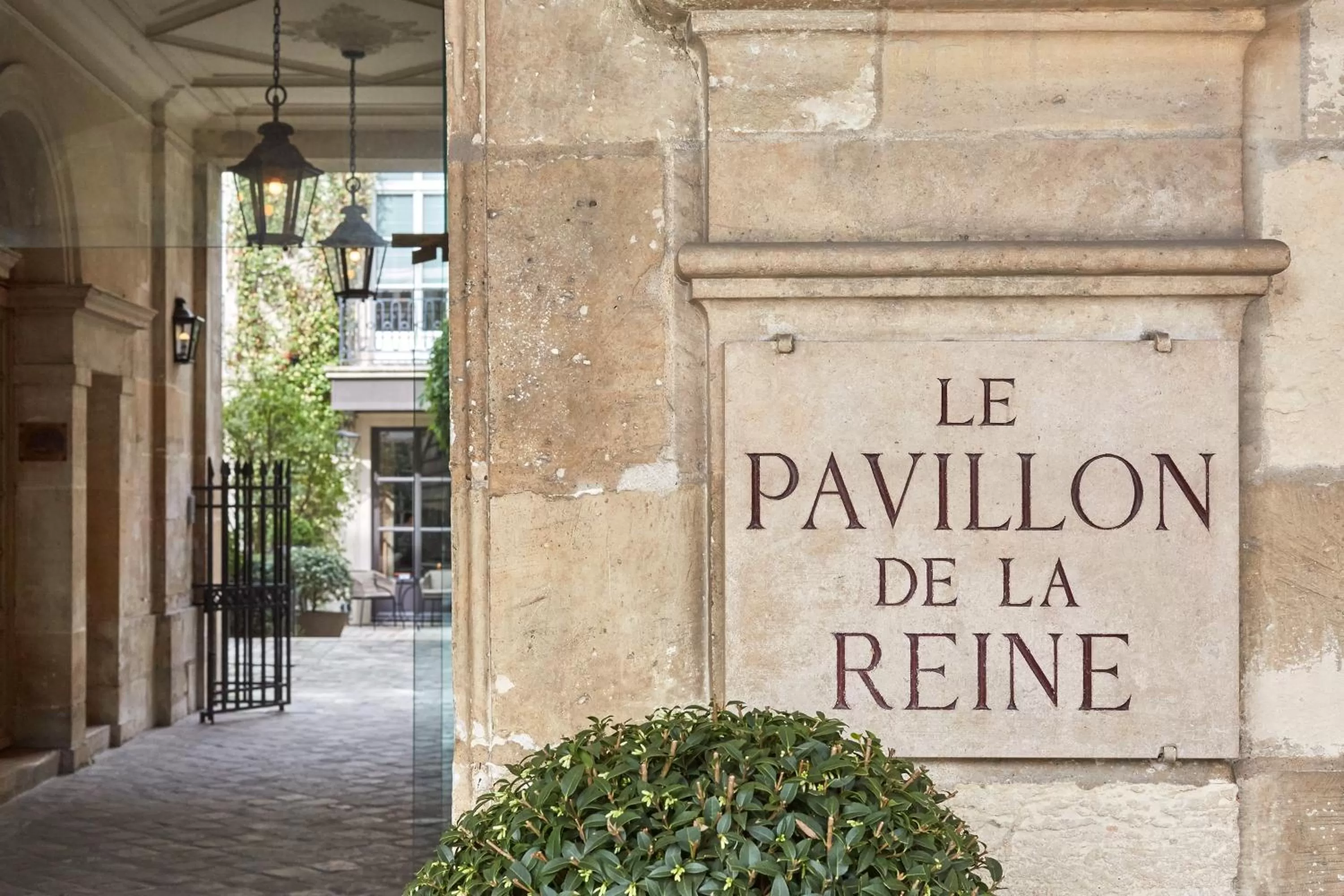 Facade/entrance in Le Pavillon de la Reine & Spa, Place des Vosges