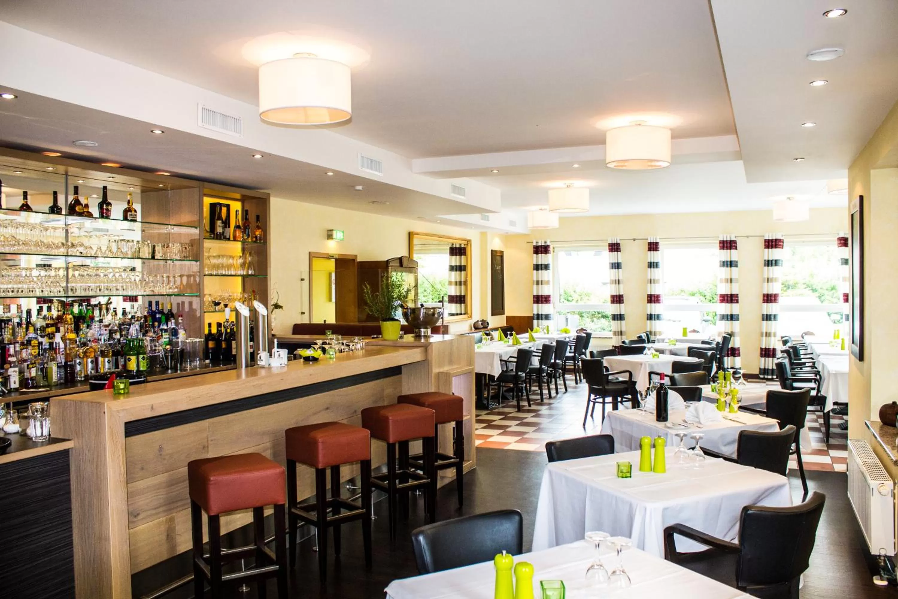 Restaurant/places to eat in HOTEL PARQÉO im A66