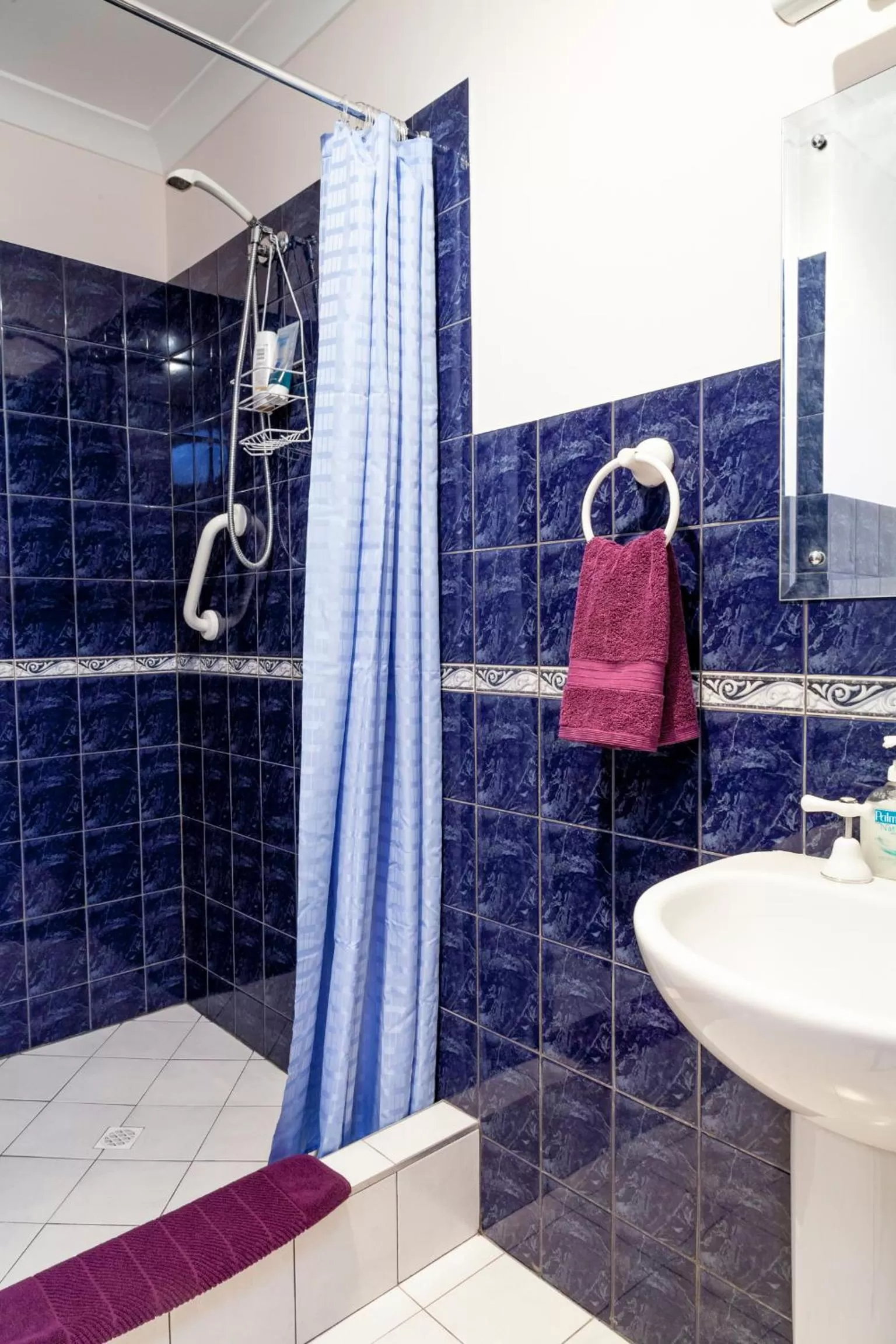 Shower, Bathroom in Aarn House B&B Airport Accommodation