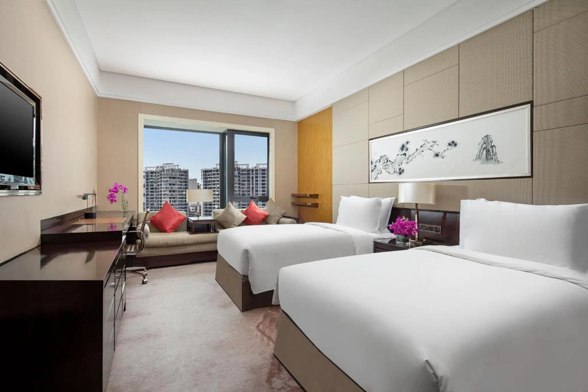 Photo of the whole room, Bed in Crowne Plaza Huangshan Yucheng by IHG