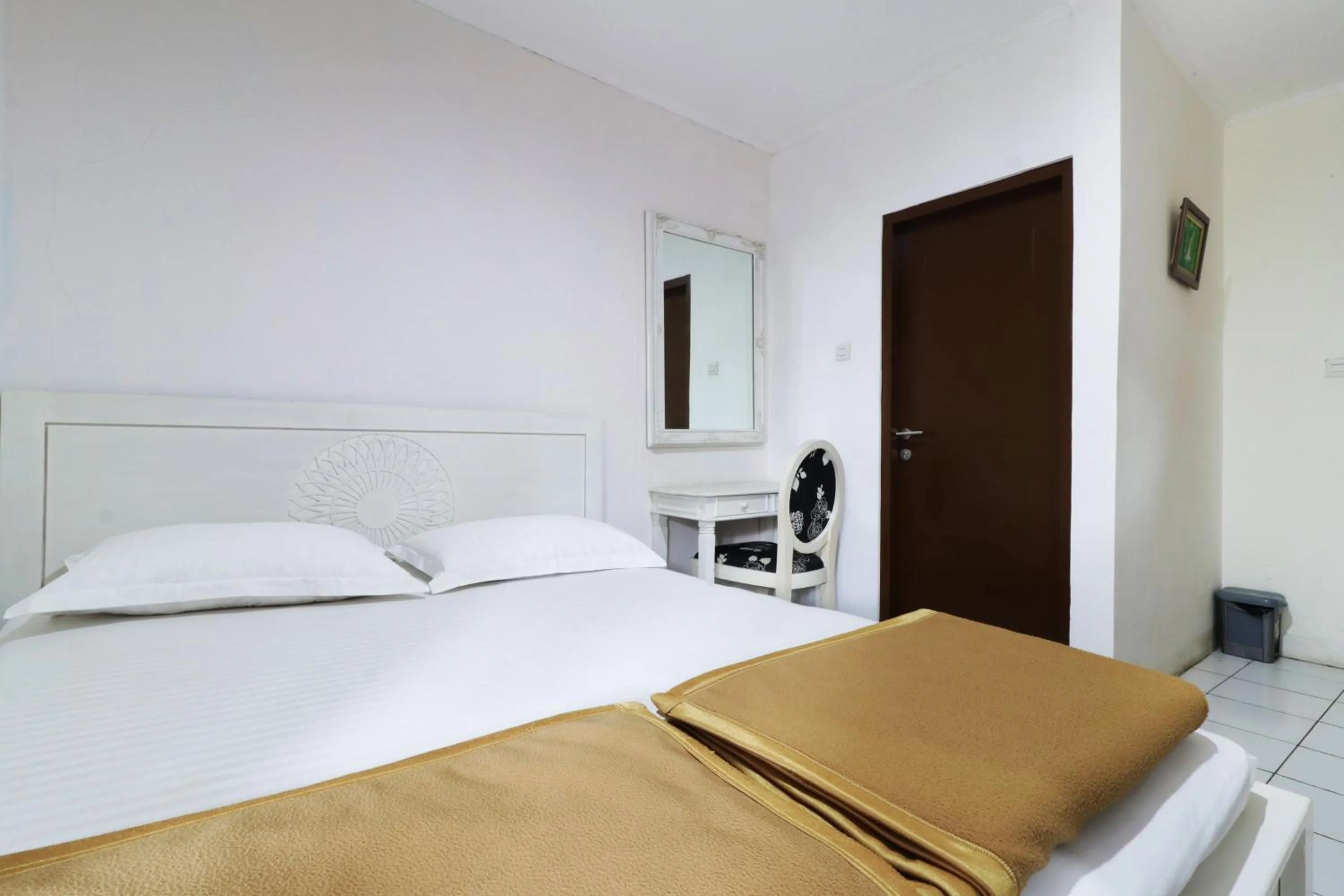 Bedroom, Bed in Jayagiri Guesthouse By Belgareti