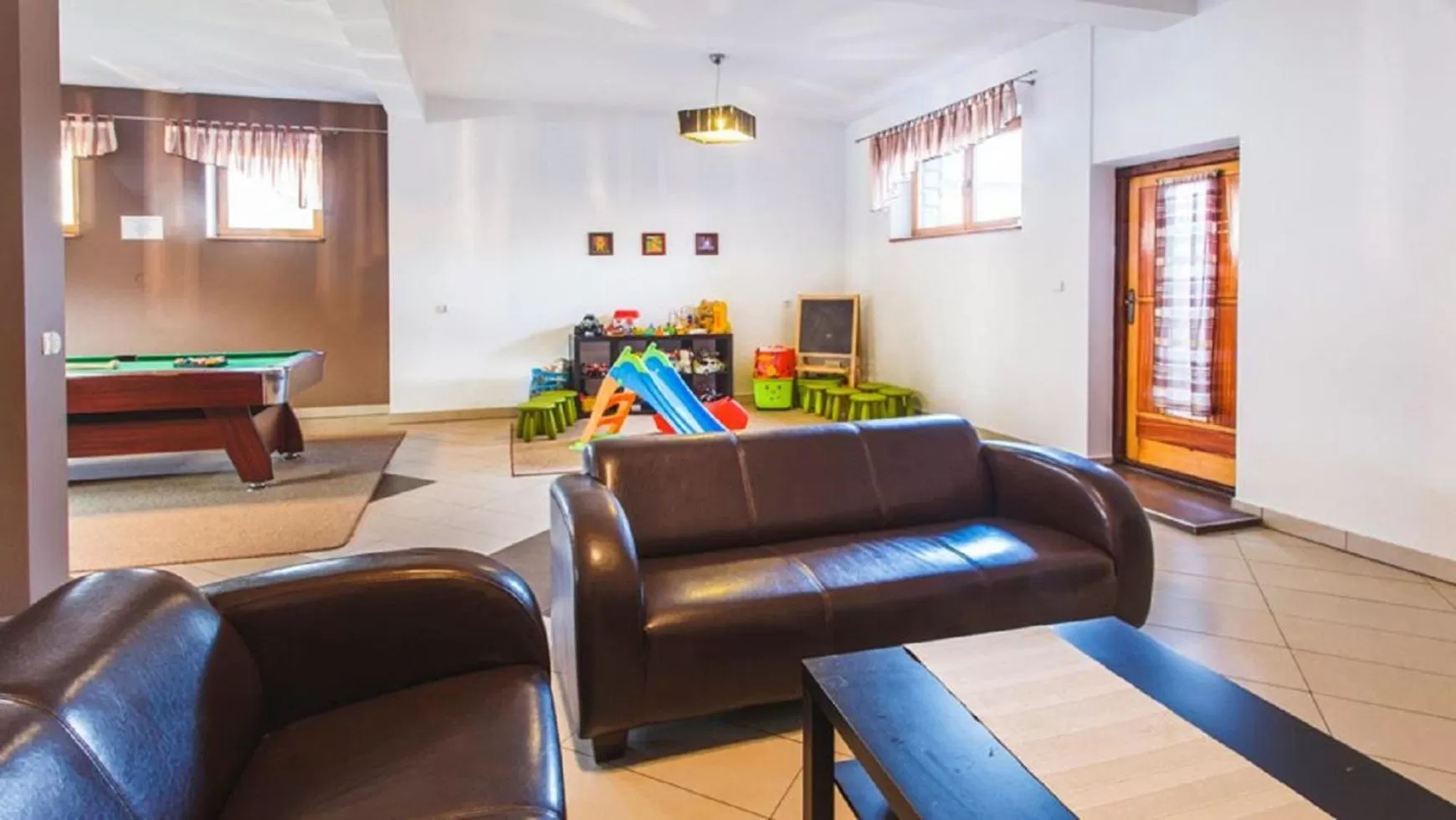 Communal lounge/ TV room, Seating Area in Chata u Bronka