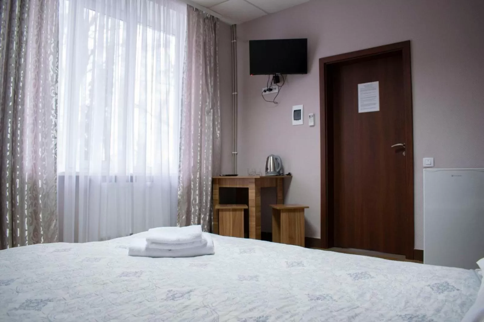 Bed, TV/Entertainment Center in Zelenyi Kampus