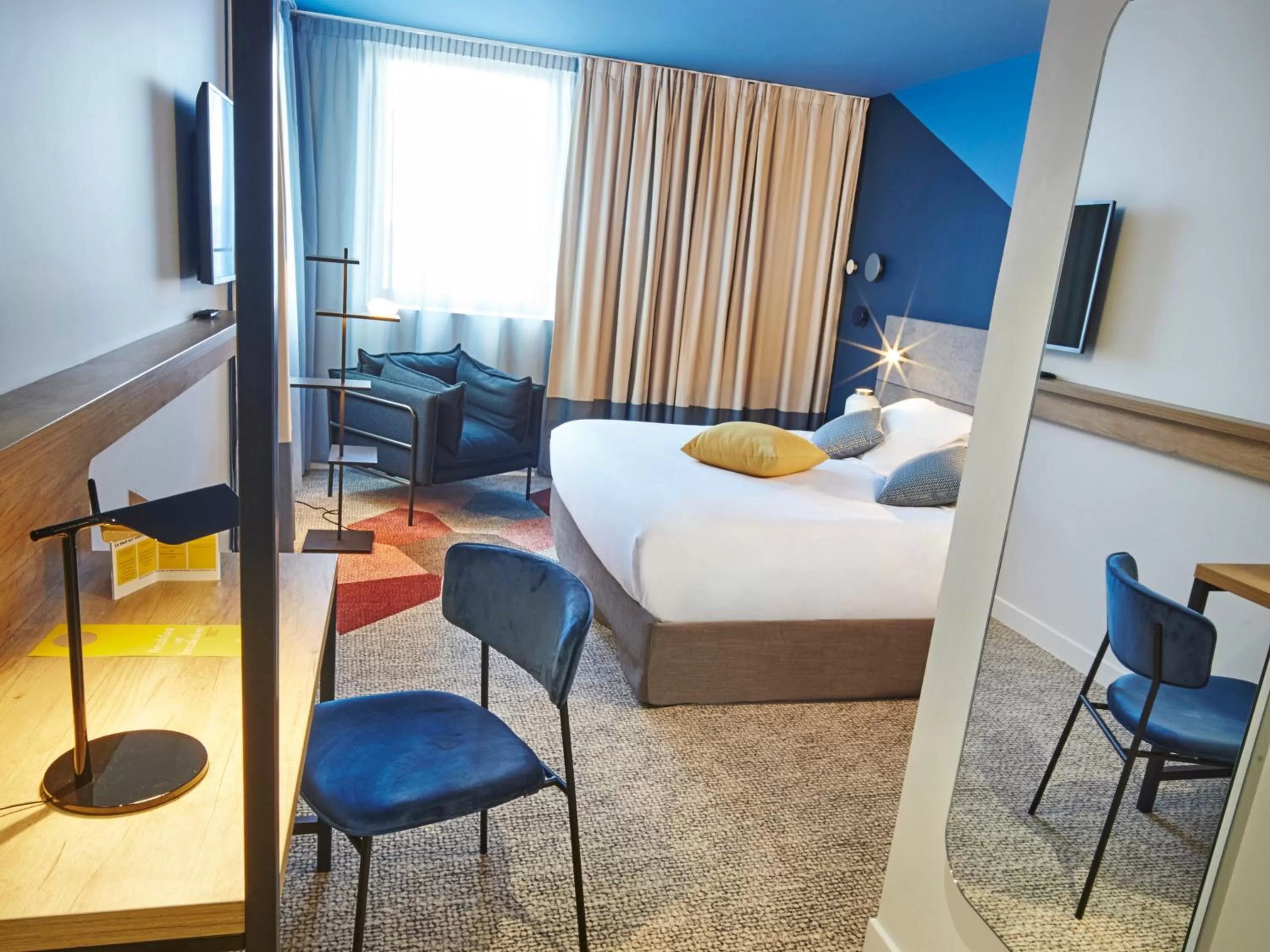 Photo of the whole room, Bed in Golden Tulip Bordeaux Euratlantique