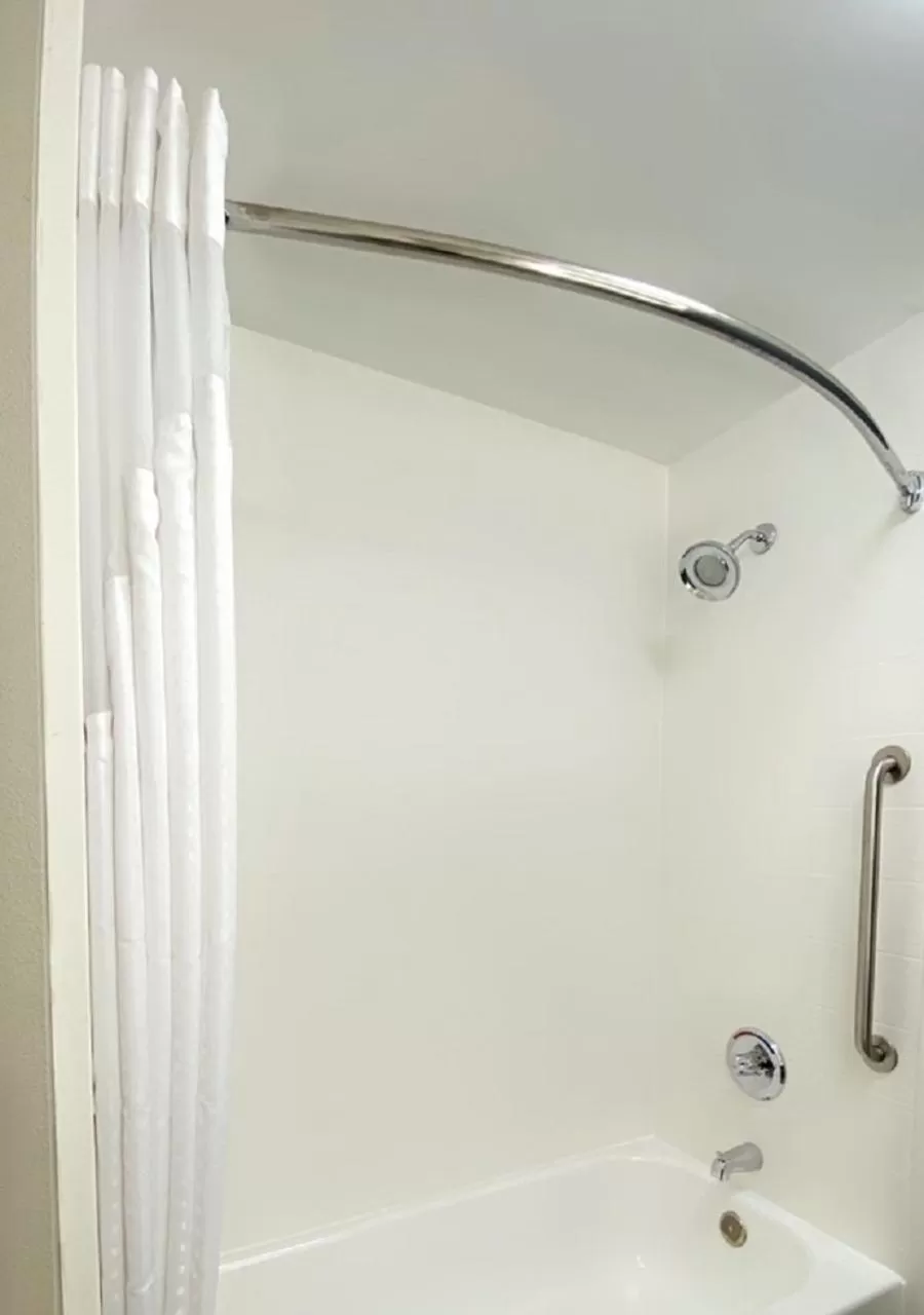 Bath in Holiday Inn Express Quantico - Stafford by IHG