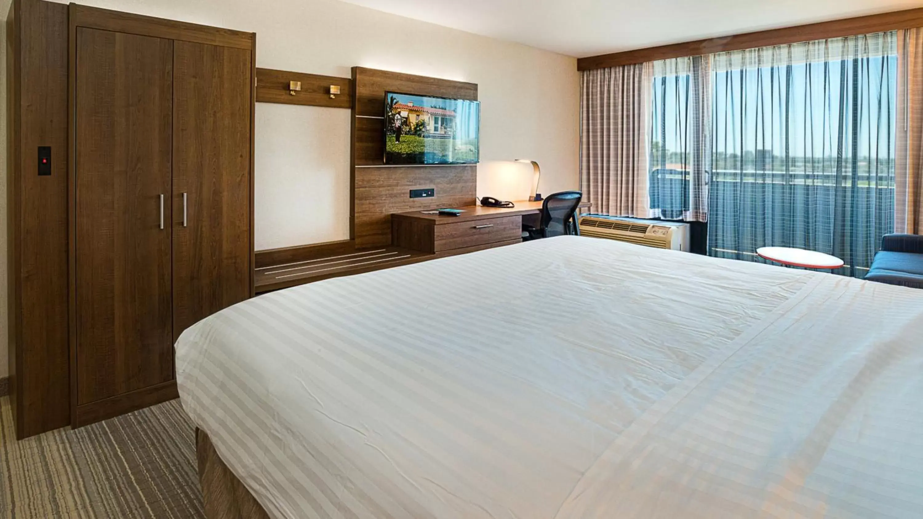 King Location Room - Non-Smoking in Holiday Inn Express Fullerton-Anaheim, an IHG Hotel King Location Room - Non-Smoking in Holiday Inn Express Fullerton-Anaheim, an IHG Hotel