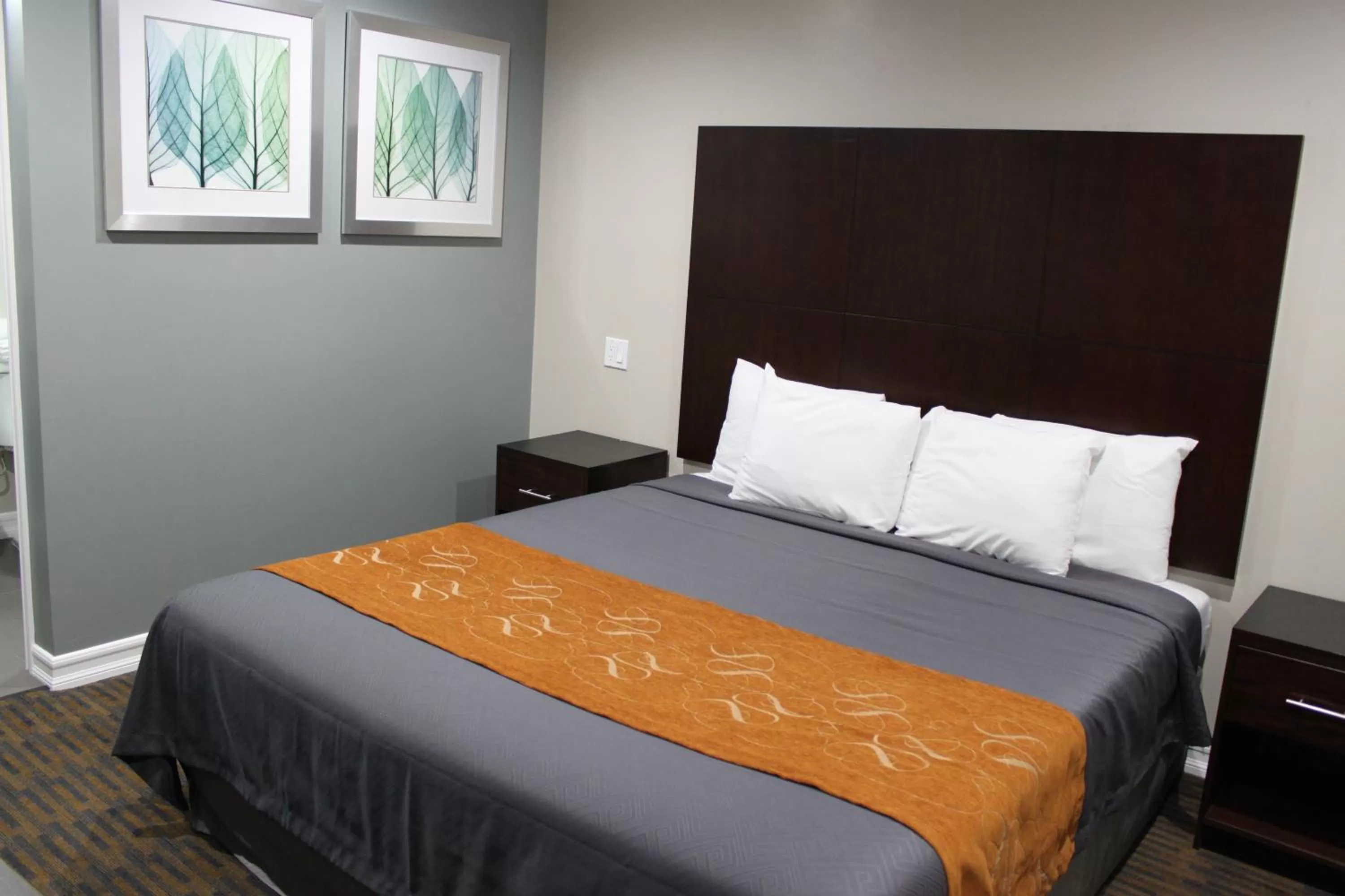 Bed in Friendly Hills Inn