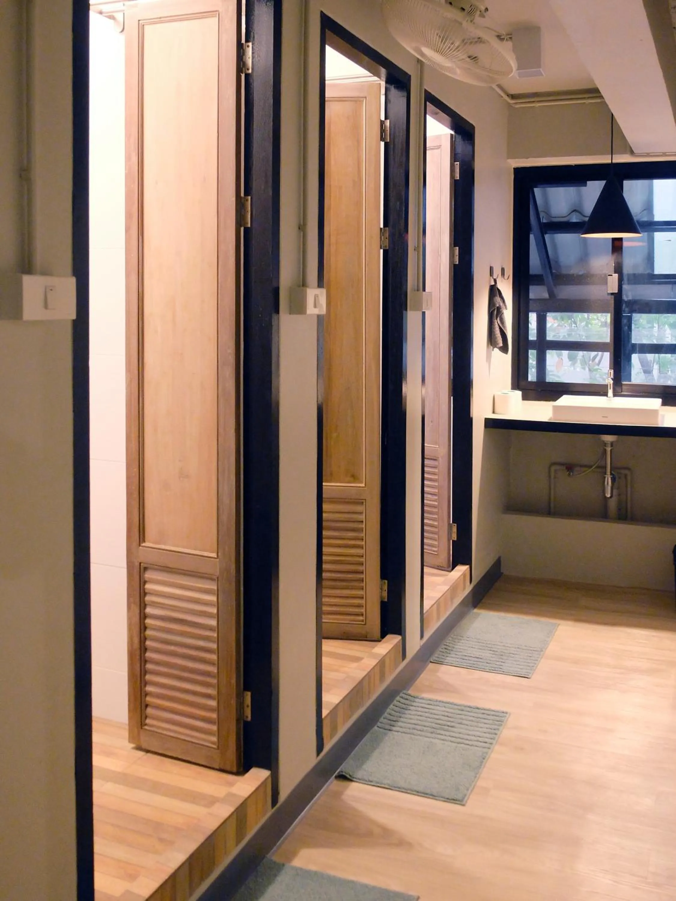 Shower in Monomer Hostel Bangkok