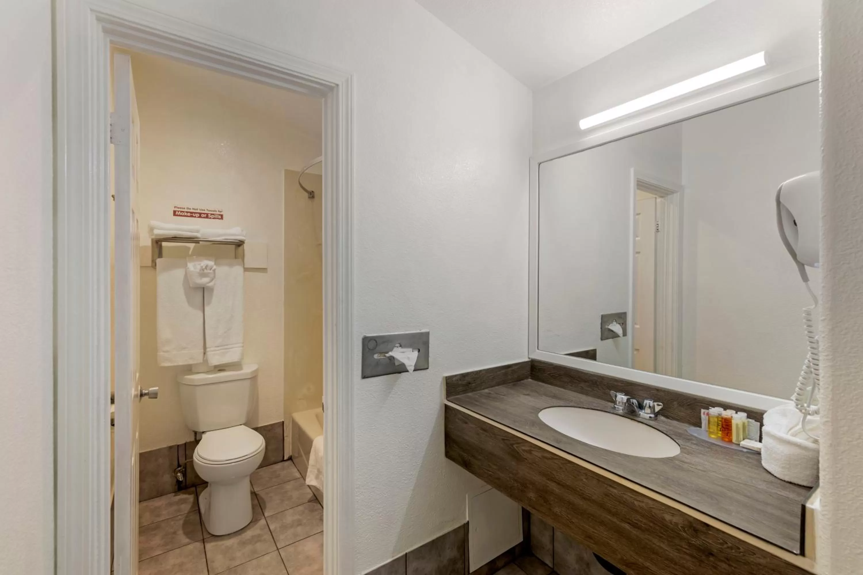 Bathroom in Anaheim Discovery Inn and Suites