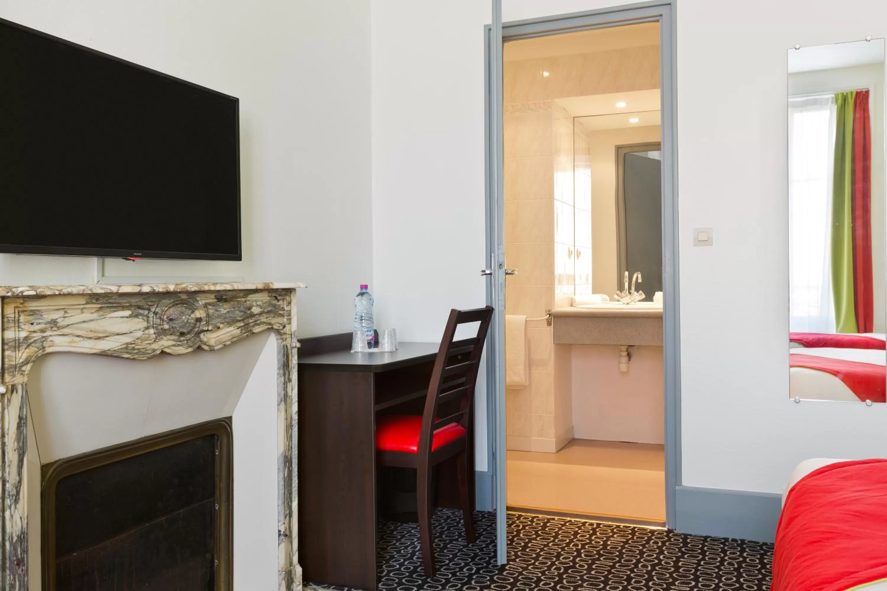 TV and multimedia in Enzo Hotels Contrexeville