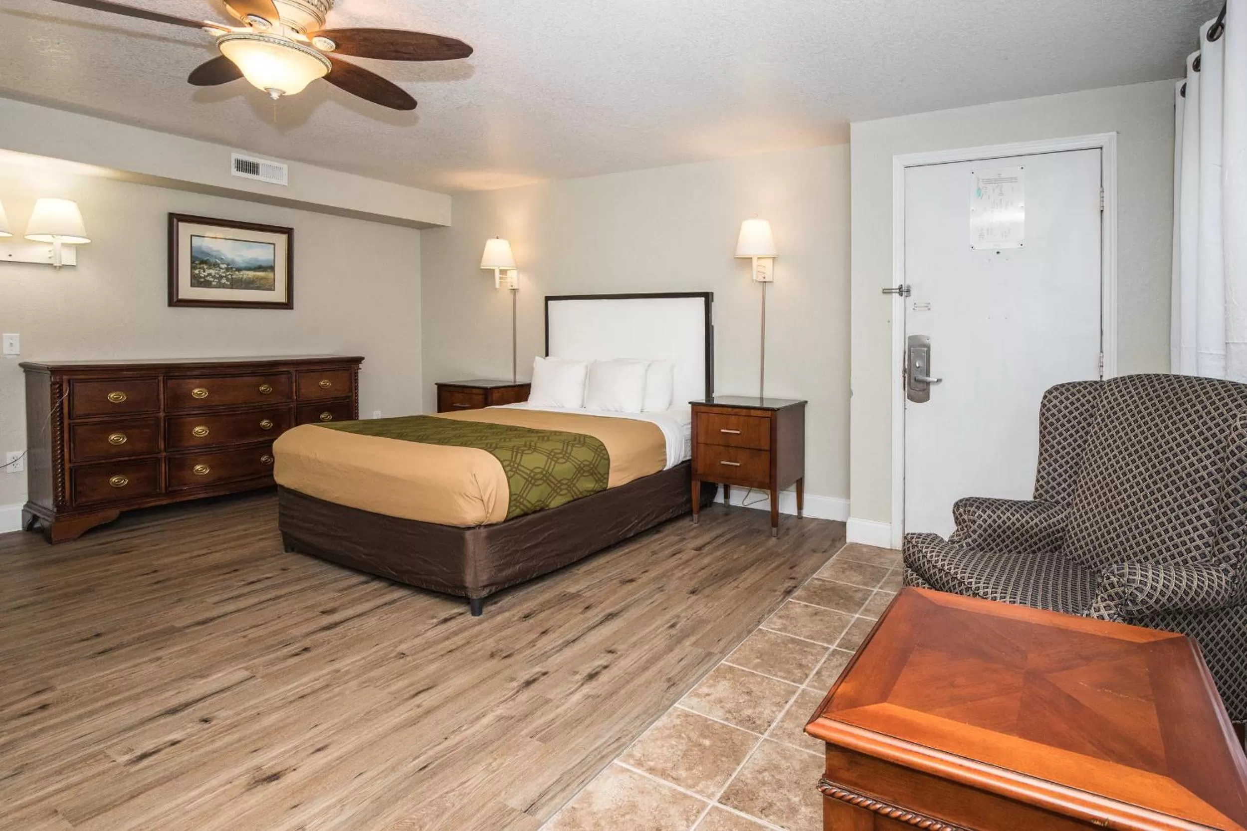 Photo of the whole room, Bed in Chalet Inn