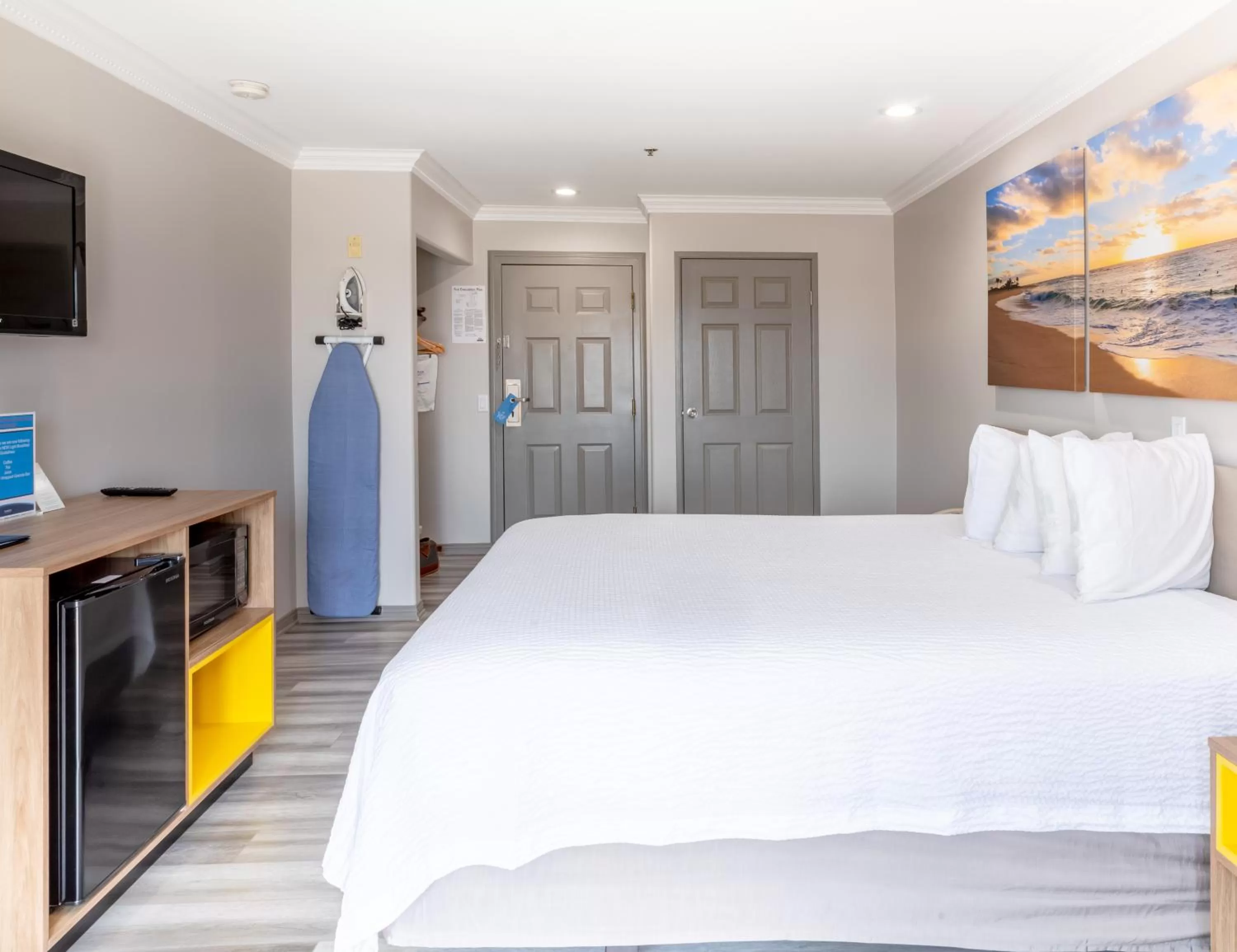 Photo of the whole room, Bed in Days Inn by Wyndham Santa Monica