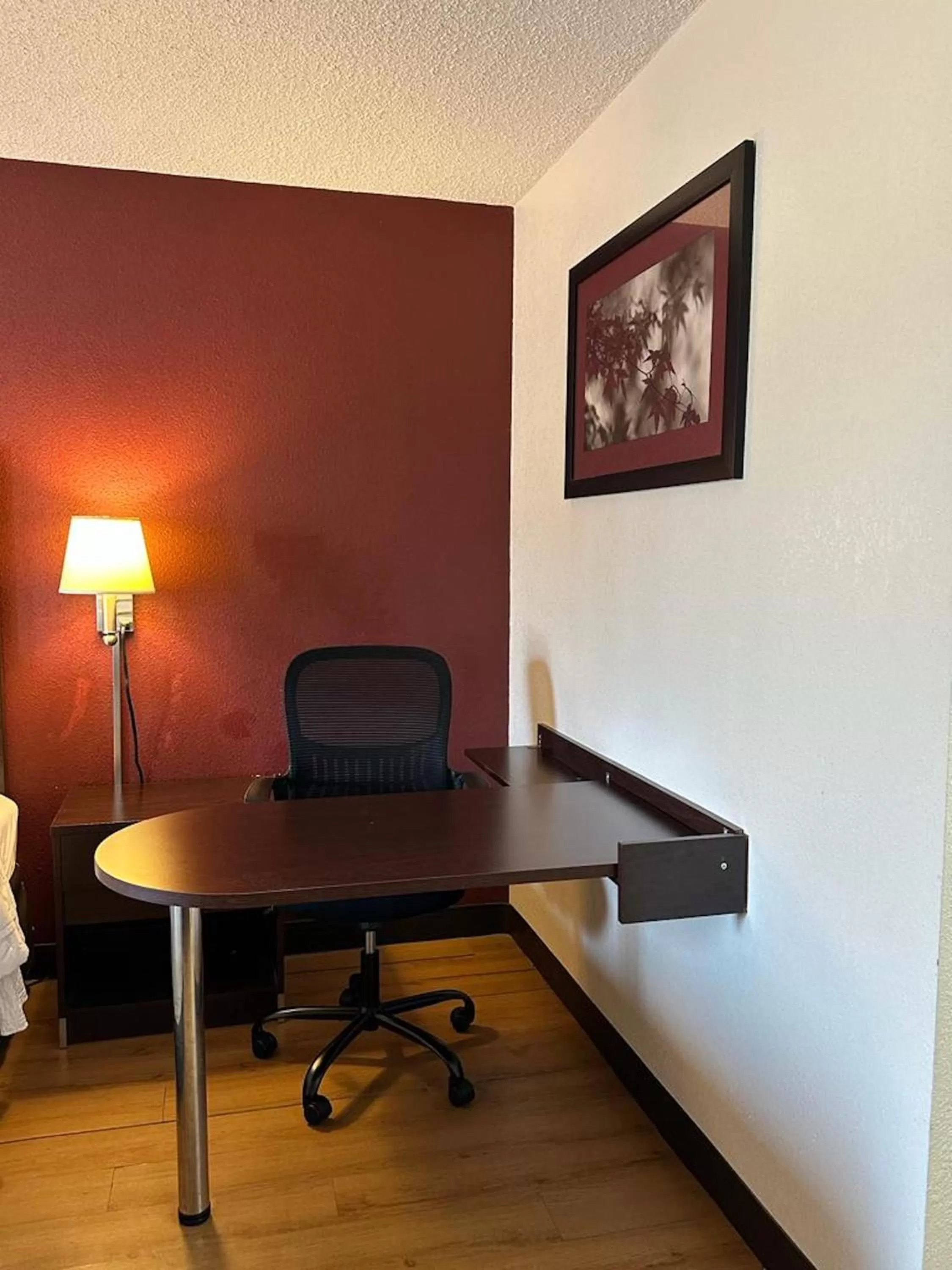 Photo of the whole room in Red Roof Inn Fredericksburg South