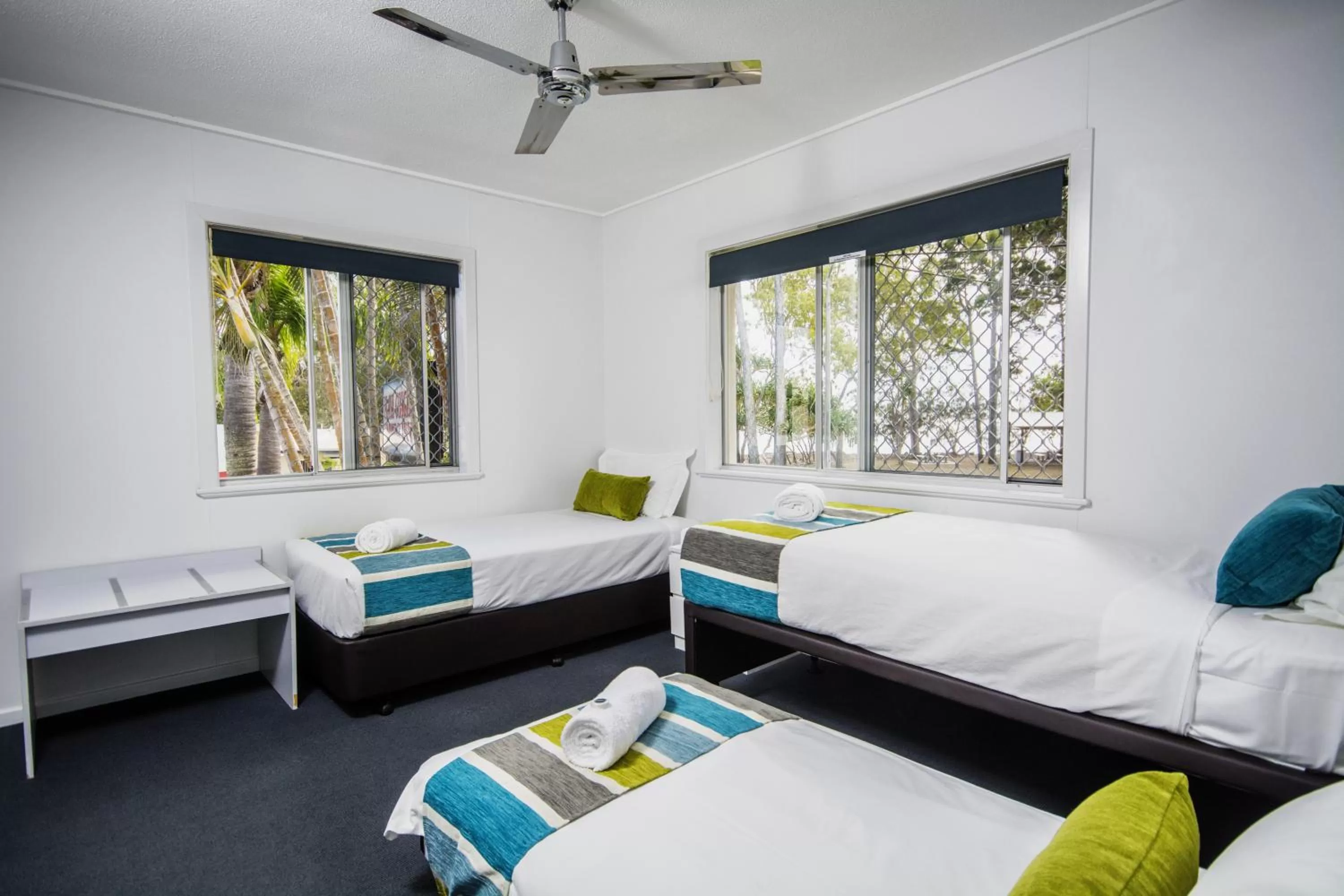 Bedroom, Bed in The Beach Motel Hervey Bay